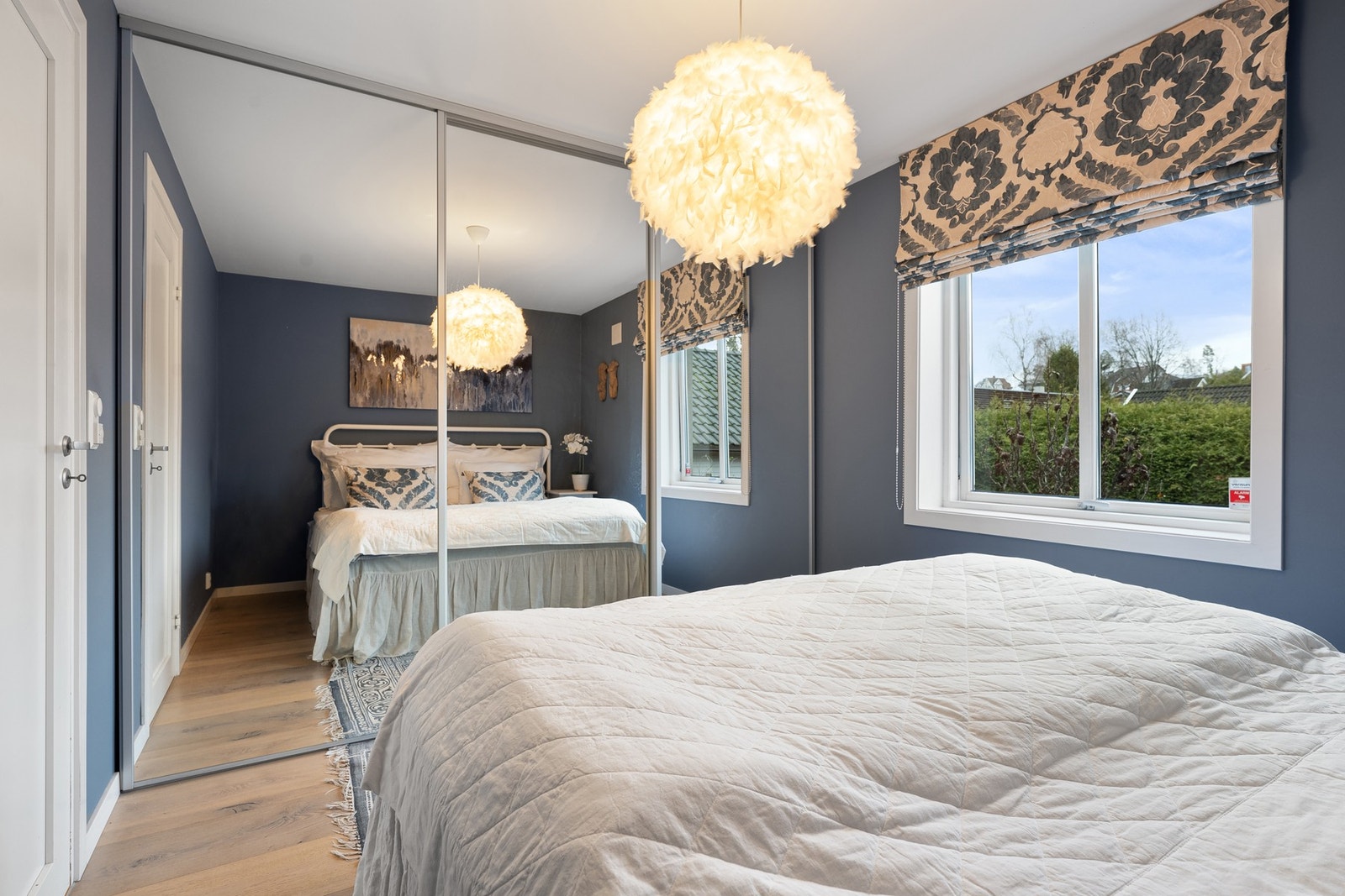 Hovedsoverom med skyvedørsgarderobe Galleribilde