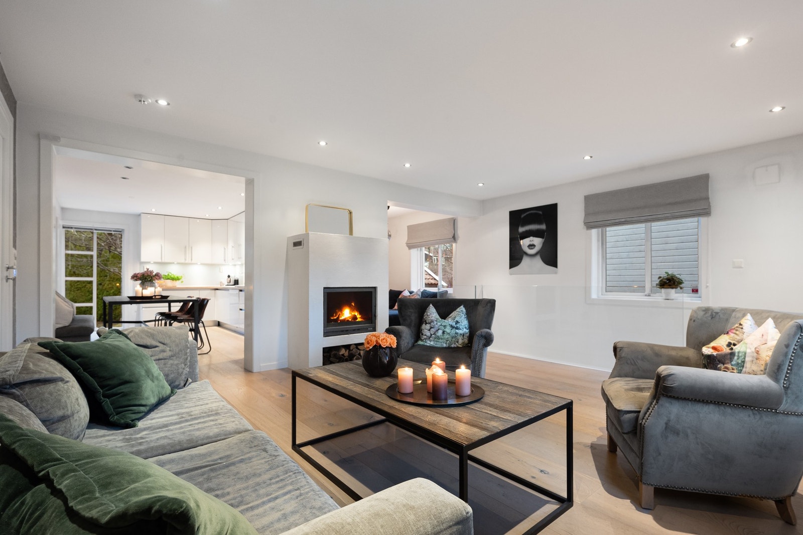 Det er delvis åpen løsning mellom stuen og kjøkkenet Galleribilde