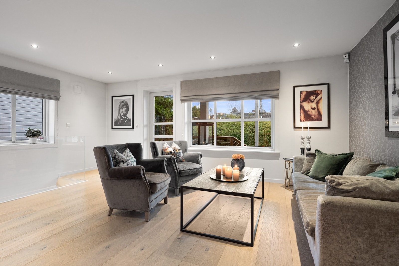 Fra stuen er det utgang til terrasse og hage Galleribilde