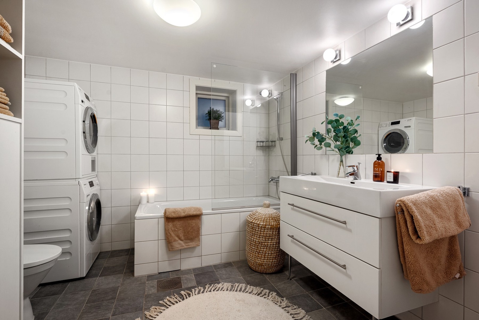 Stort bad/vaskerom i kjeller fra 2007 Galleribilde