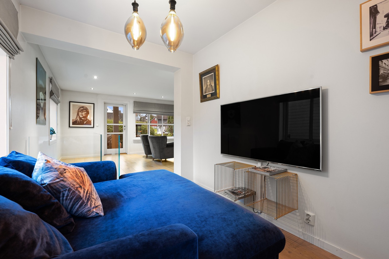 Innerst i stuen er en liten nisje, som fungerer som TV-stue Galleribilde