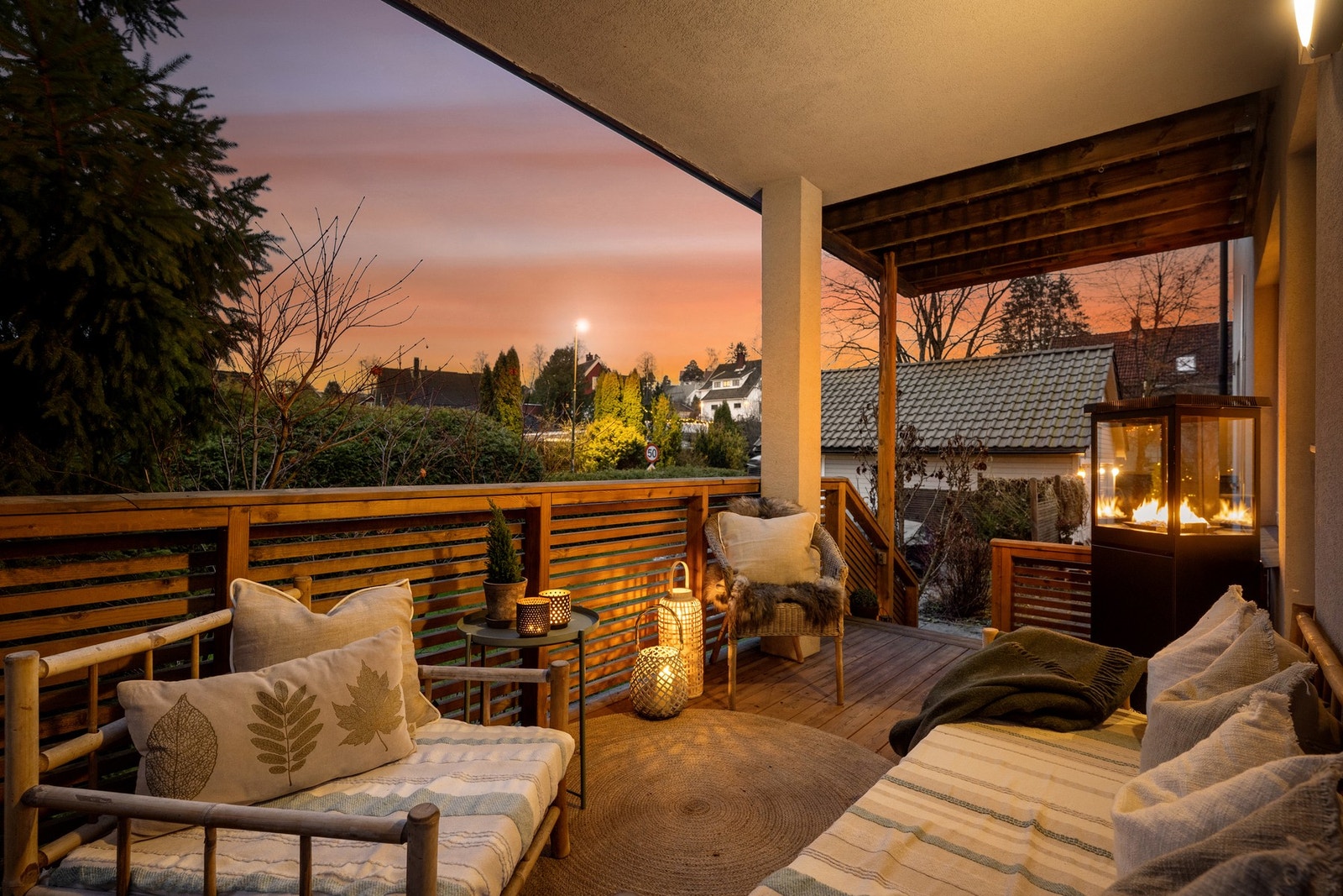 Tilknyttet boligen er en stor terrasse som har direkte ankomst ned til hagen, via trapp Galleribilde