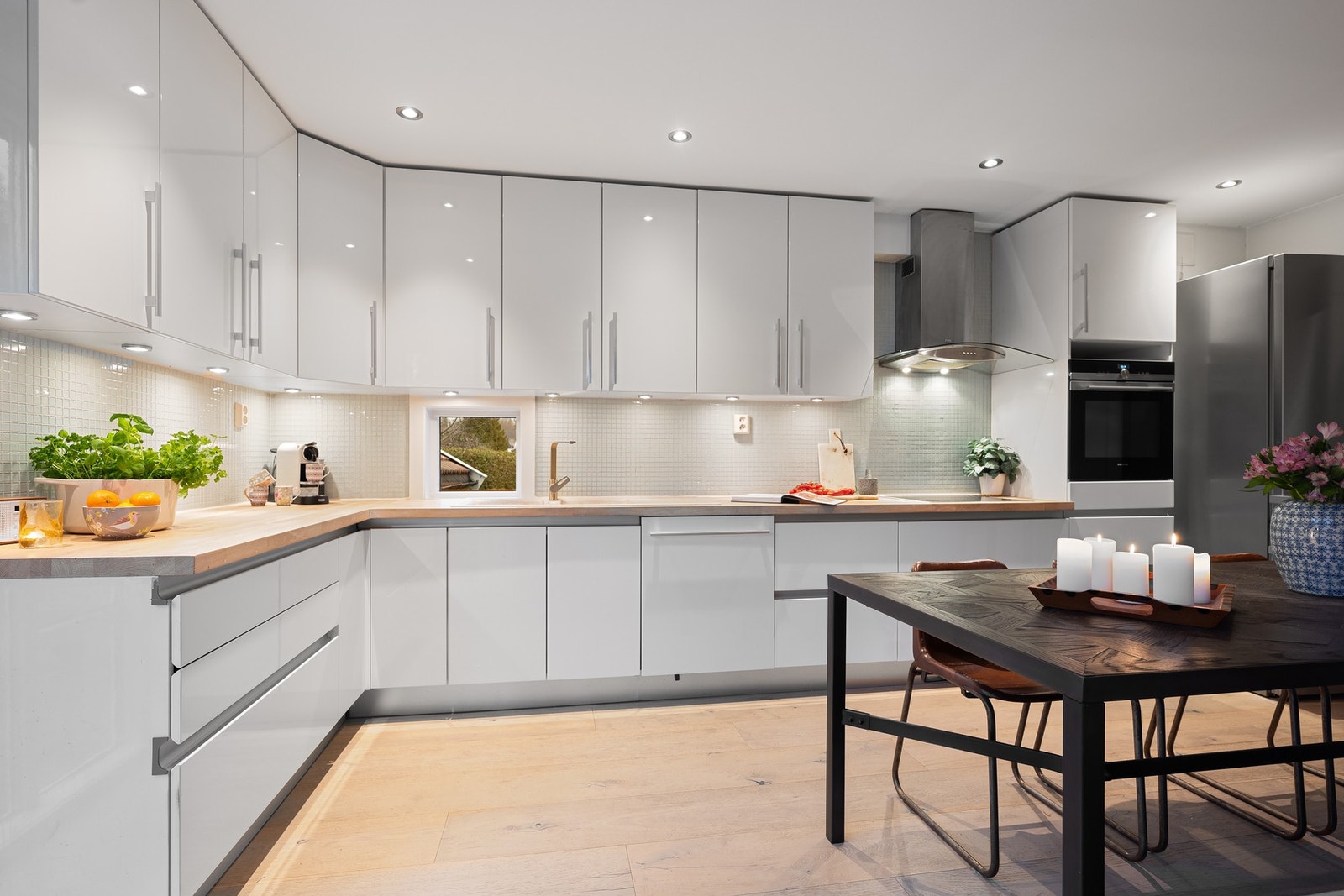 Stort kjøkken med innredning fra 2007 Galleribilde