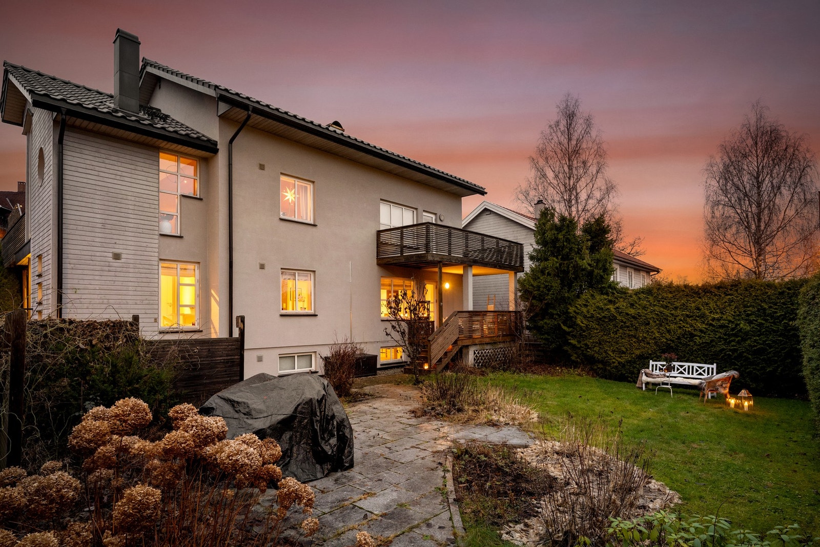 Seksjonene disponerer en koselig og skjermet hage med meget fine solforhold Galleribilde