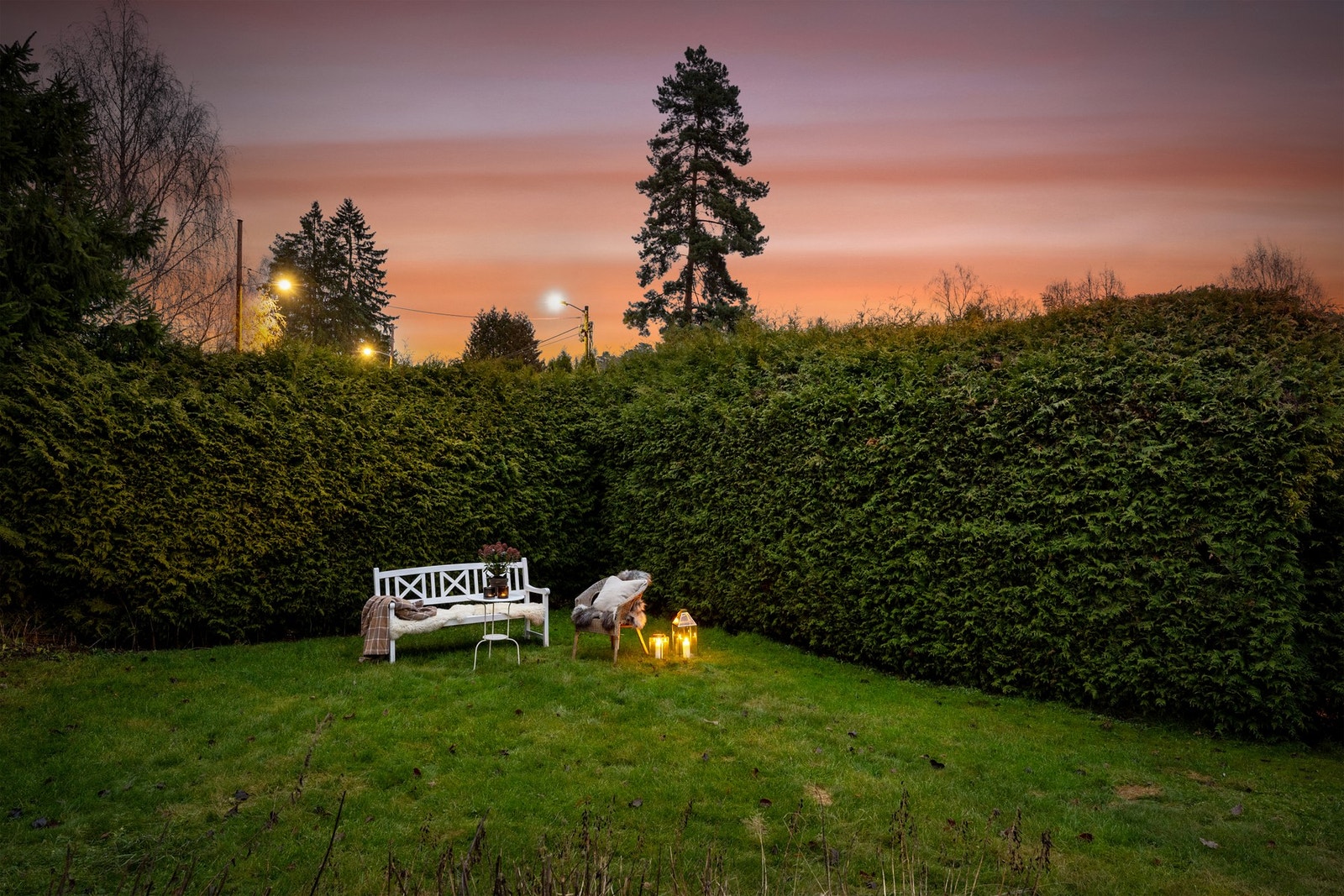 Skjermet og solrik hage Galleribilde