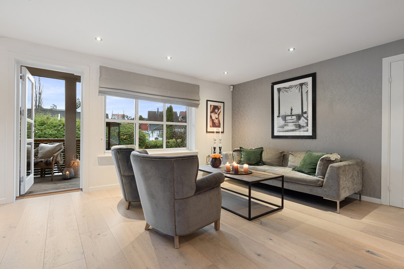 I 1. etasje ligger stuen, et lyst og fint rom Galleribilde