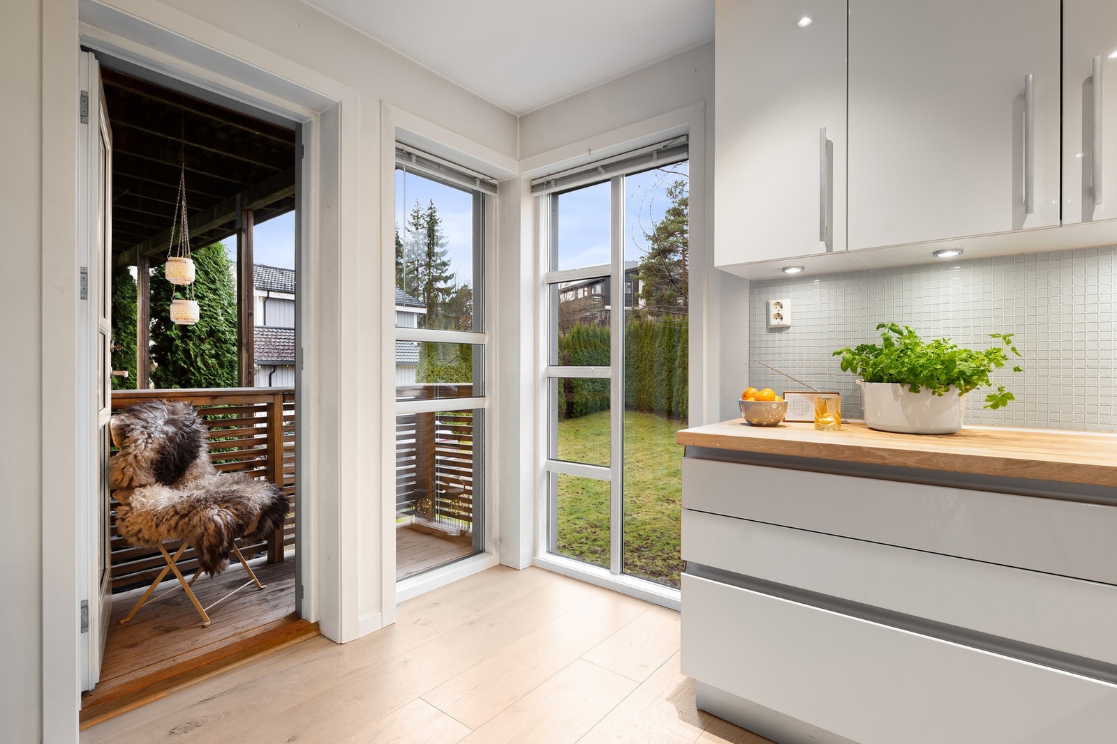 Utgang til balkong fra kjøkkenet, her kan man nyte sen kveldssol på sommerstid Galleribilde