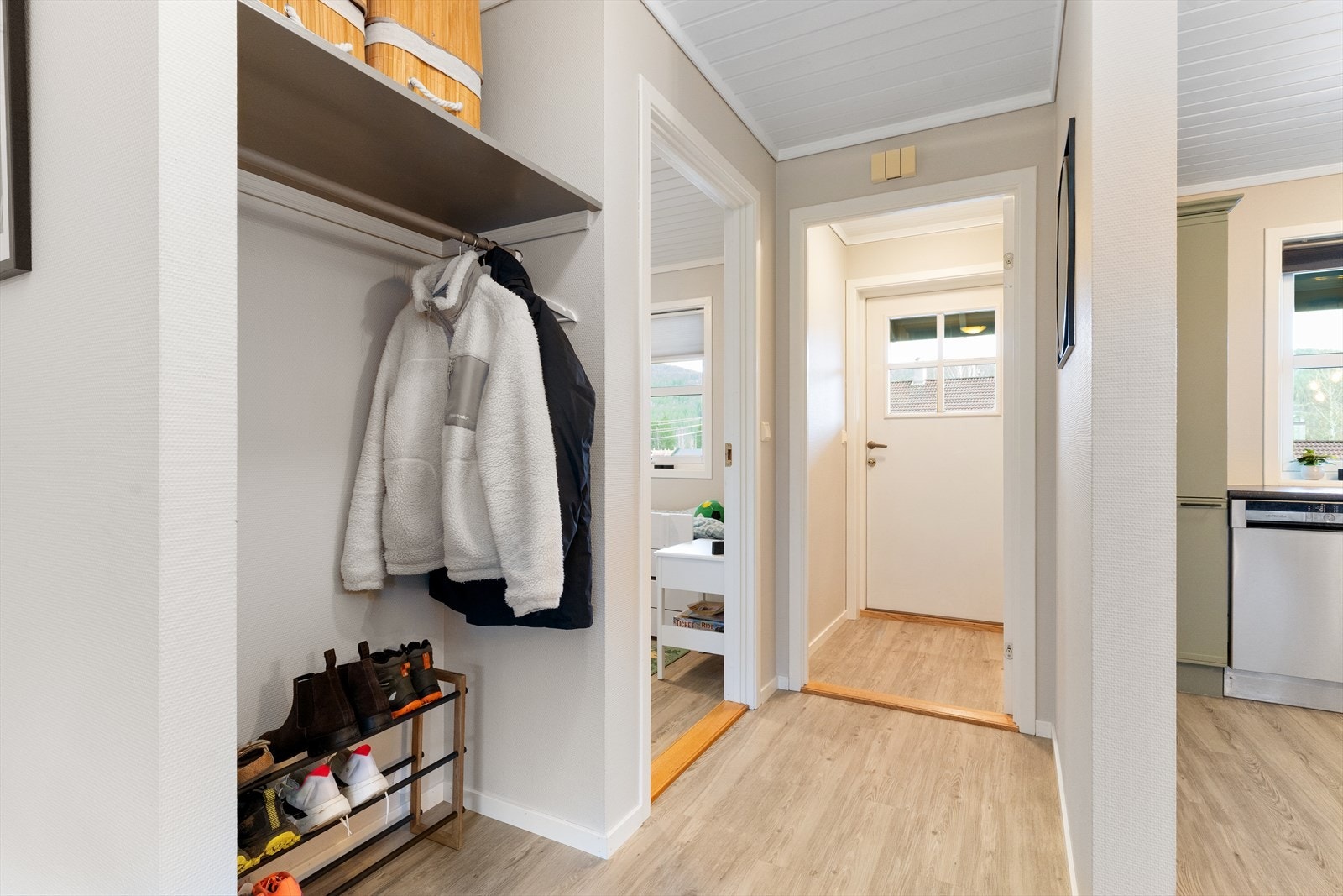 Vindfang og gang med plass til sko- og yttertøy. Galleribilde