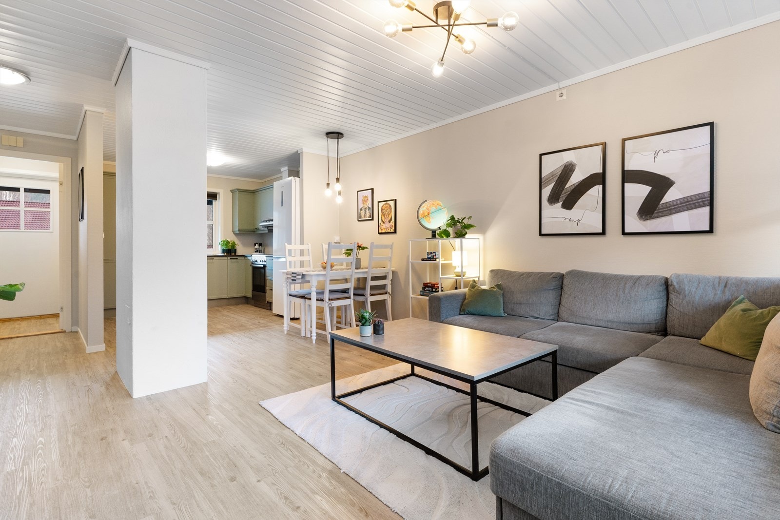 Åpen og luftig løsning med plass til sofagruppe og spisebord med enkel adkomst til kjøkkenet. Galleribilde