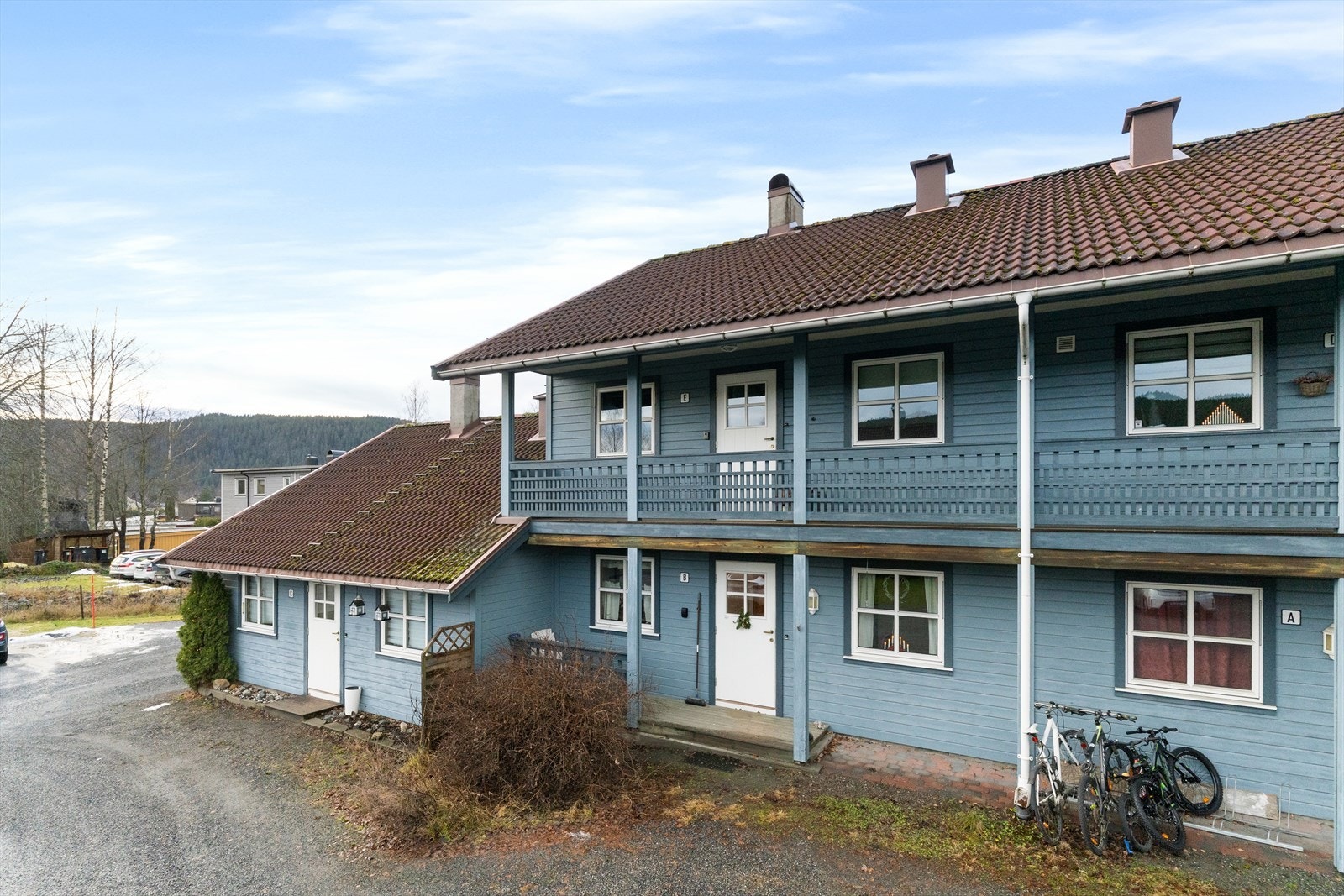 Gruset gårdsplass med egen biloppstillingsplass. Galleribilde