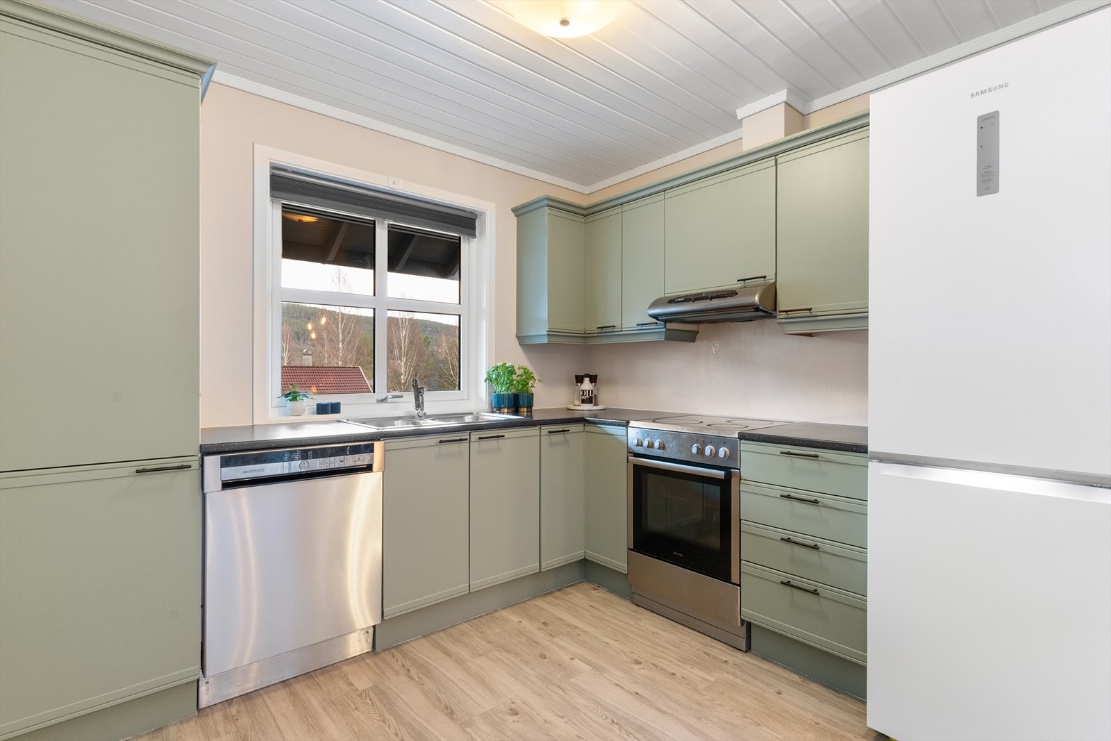 Plass til frittstående kjøleskap. Avbildede hvitevarer medfølger i handelen. Galleribilde