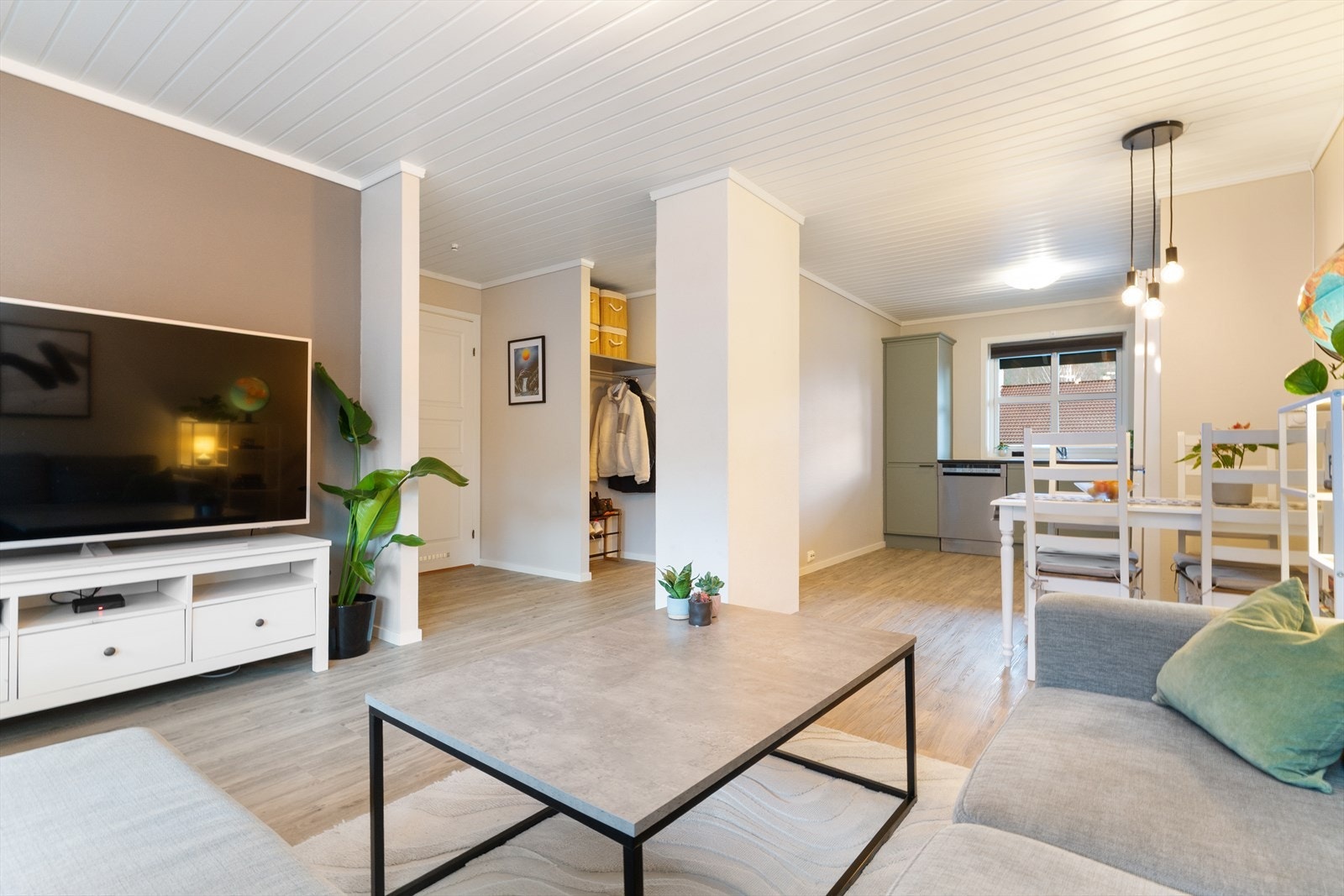 Leiligheten er godt utnyttet og har stort loft med mye lagringsplass. Galleribilde