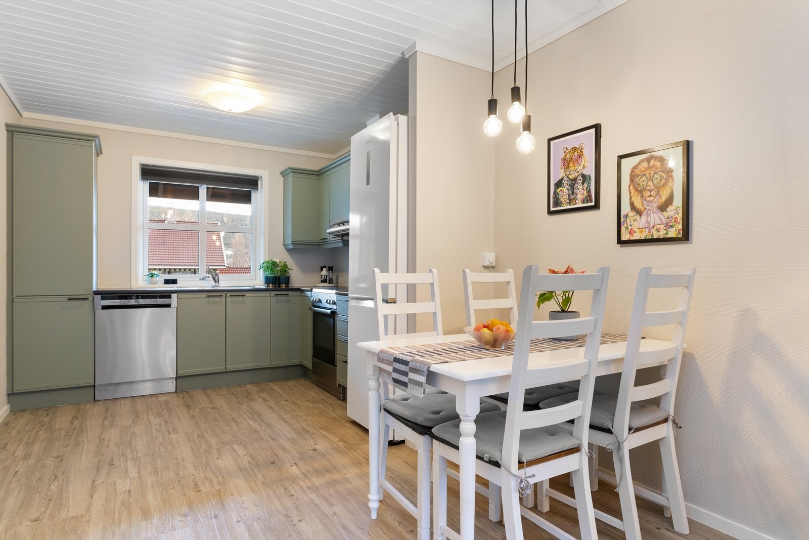 God plass til spisestue med enkel tilkomst til kjøkkenet og stua. Galleribilde