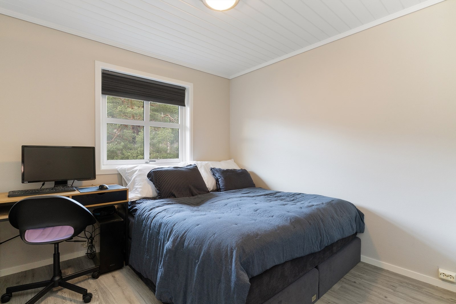 På hovedsoverommet er det god plass til dobbeltseng og nattbord. Galleribilde