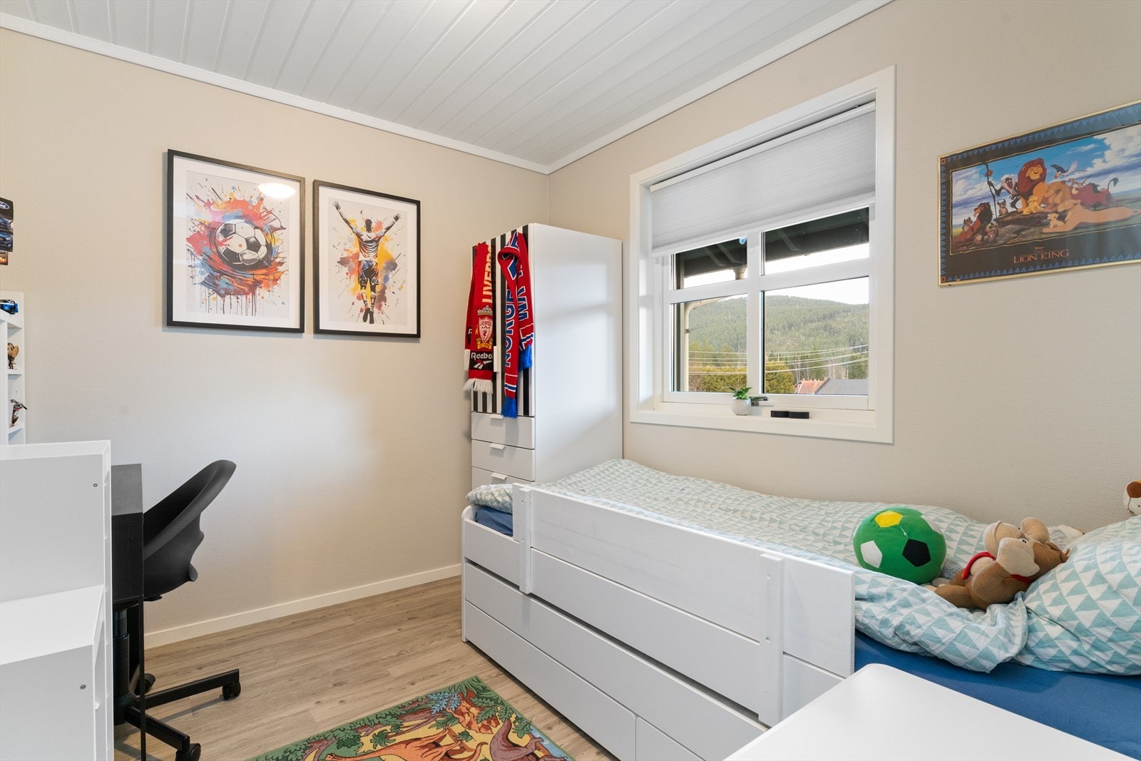 Soverom to er også av god størrelse. Herfra er det takluke med adkomst til loft. Galleribilde