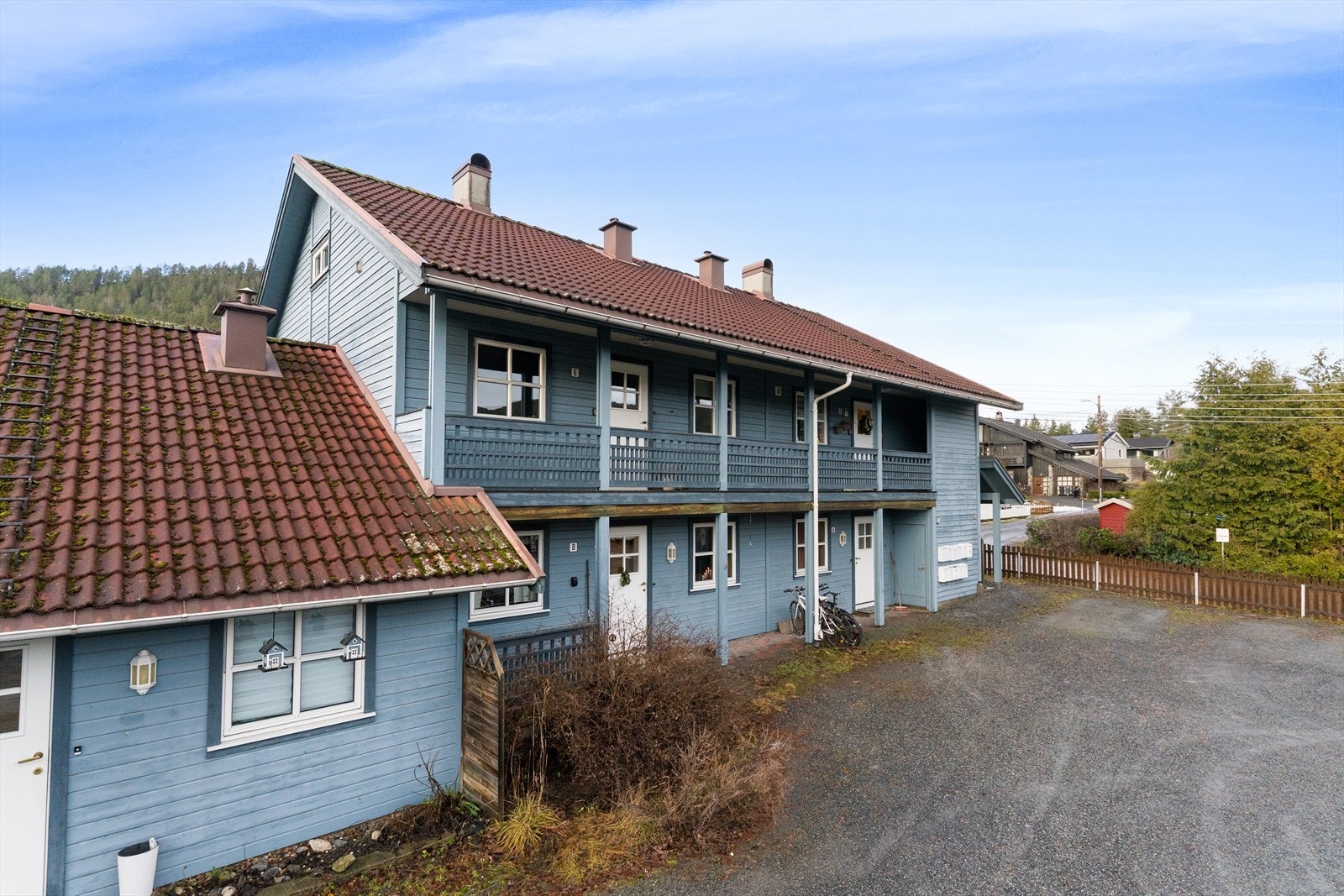 Adkomst via trapp med takoverbygd svalgang. Galleribilde