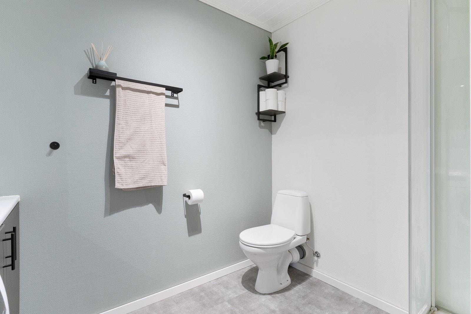 Overflatene er nylig malt og det er lagt beleggfliser oppå opprinnelig belegg. Galleribilde