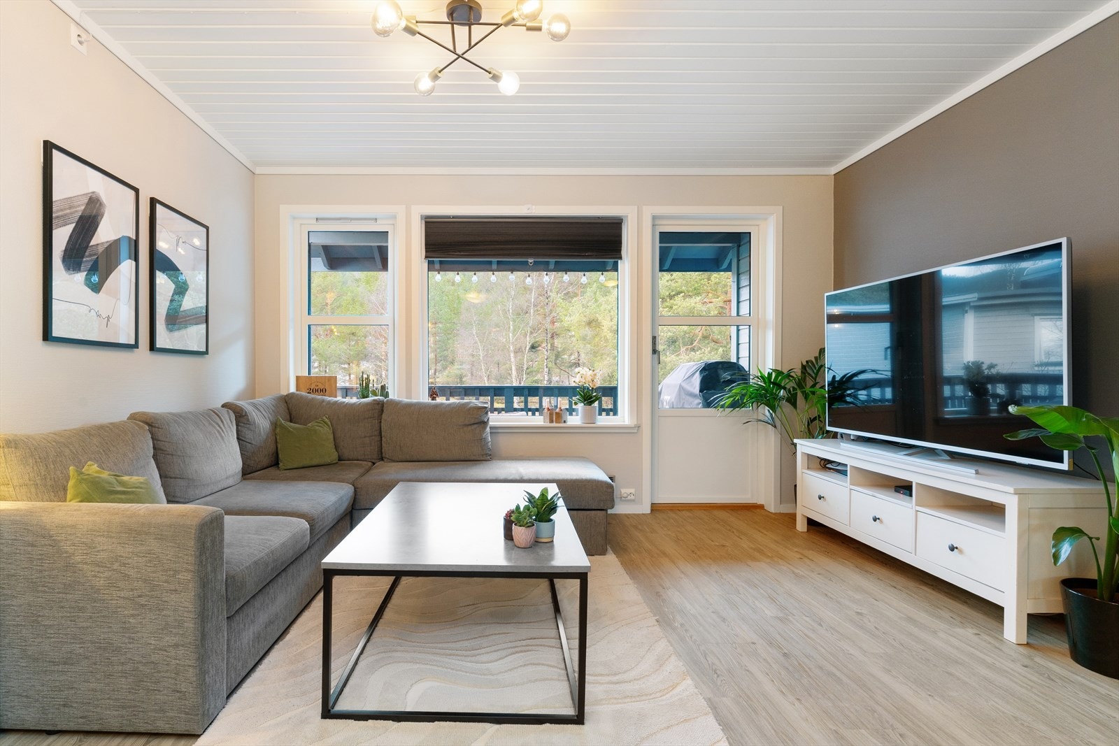 God plass til hjørnesofa og TV-møbler. Utgang til takoverbygd balkong. Galleribilde