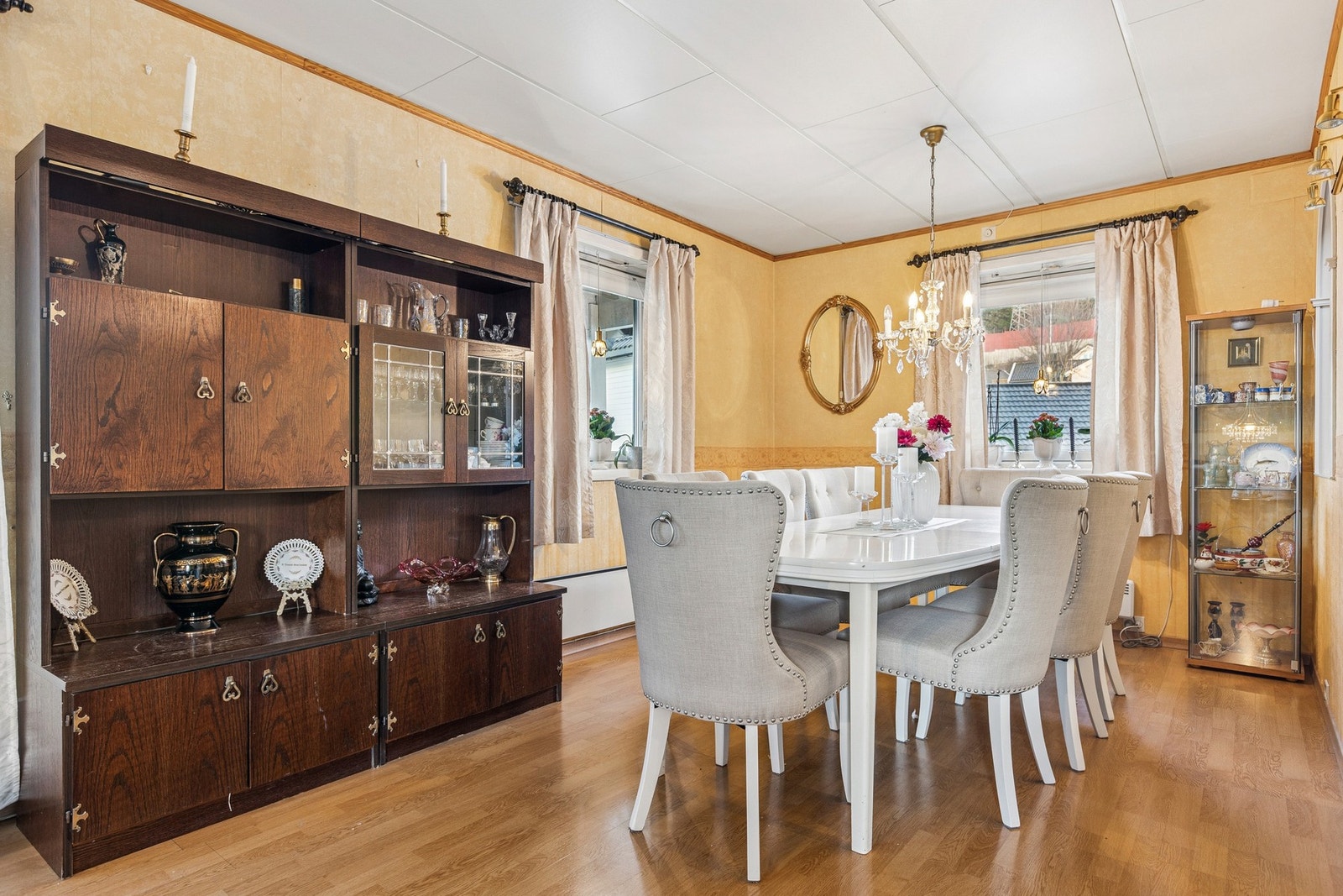 Åpen og luftig stue som inviterer til hyggelige sosiale sammenkomster. Galleribilde