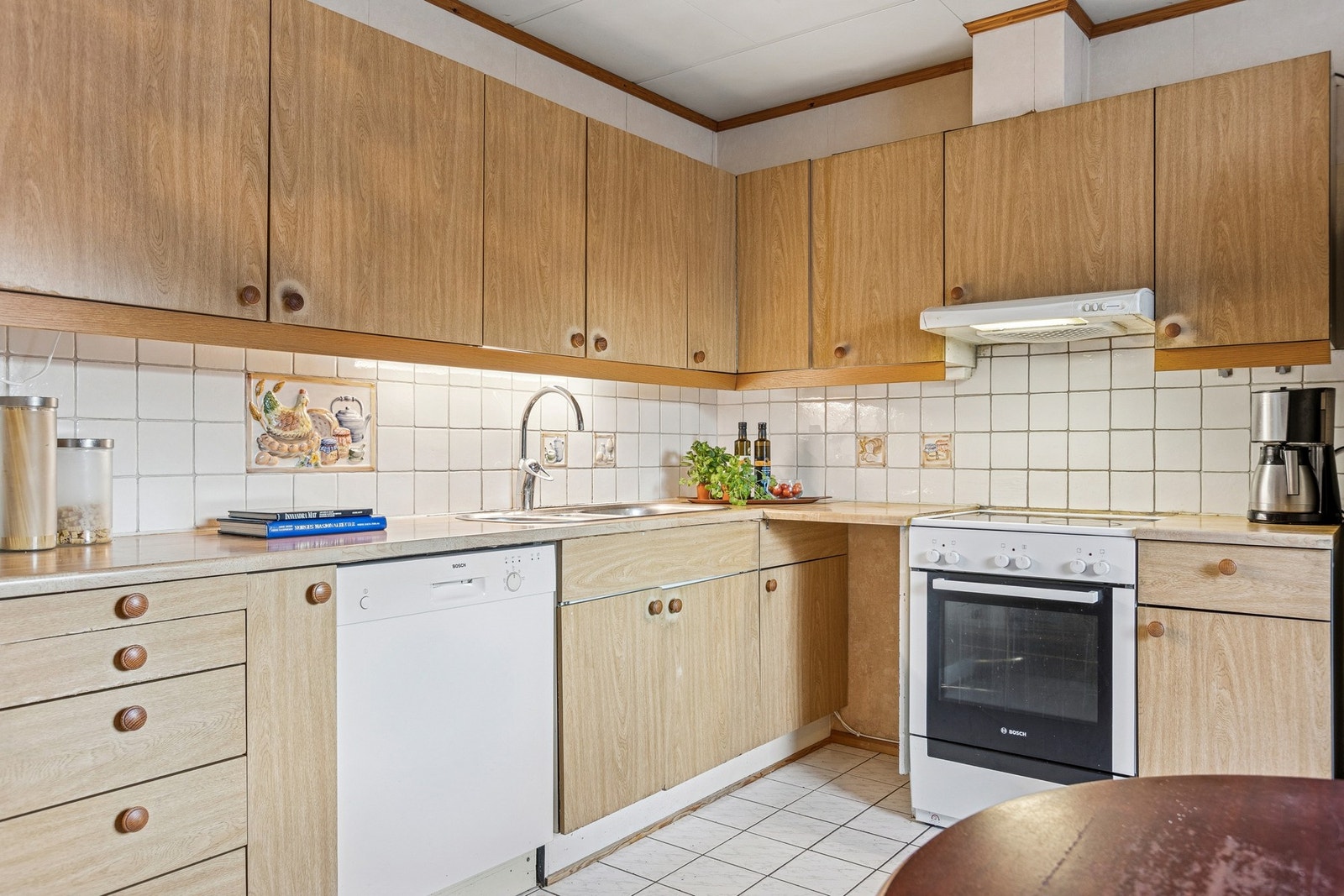 Kjøkkenet er godt utbygget med skap, skuff og benkeplass. Galleribilde