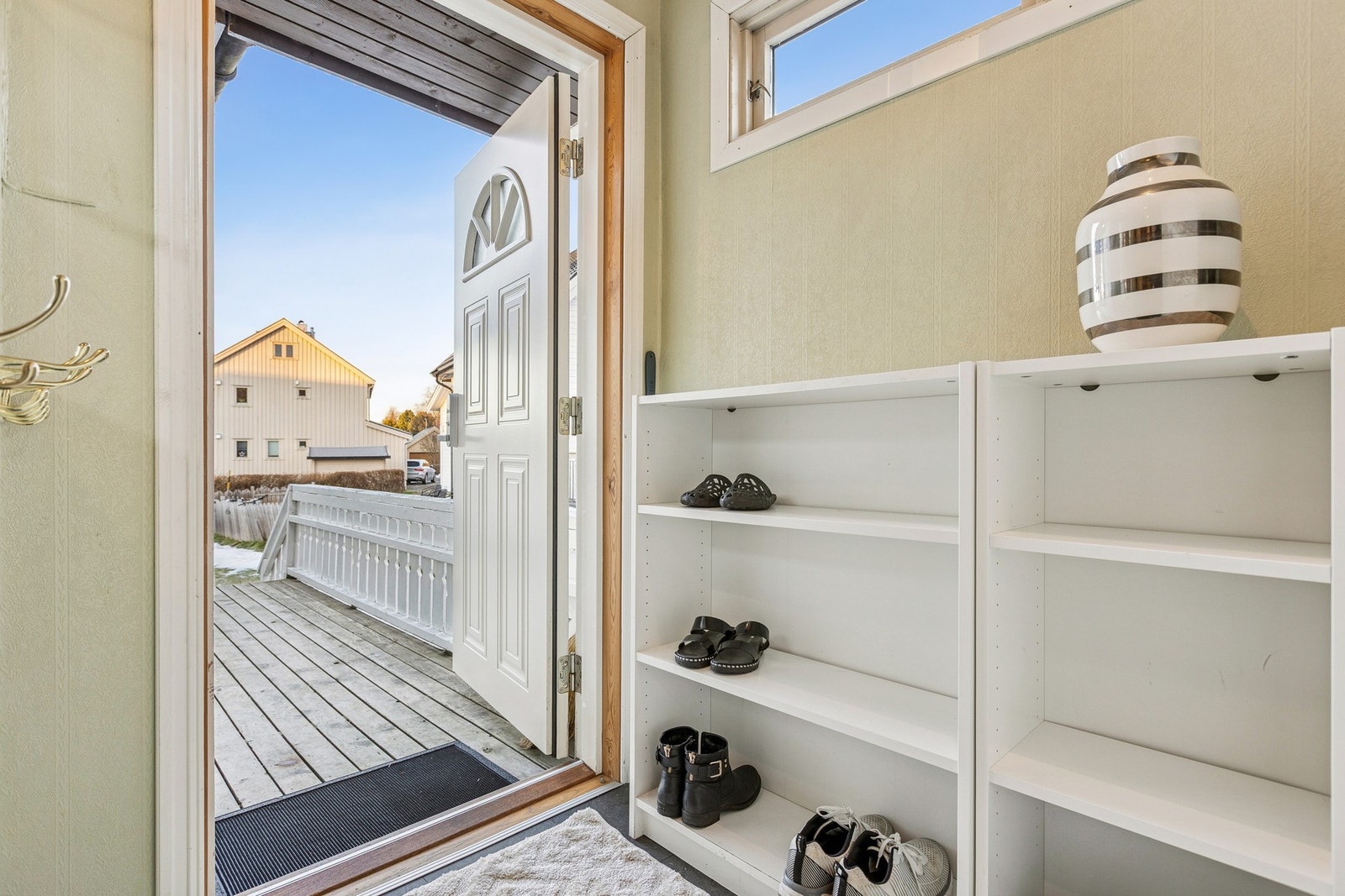 Lys entré med gode oppbevaringsmuligheter. Galleribilde