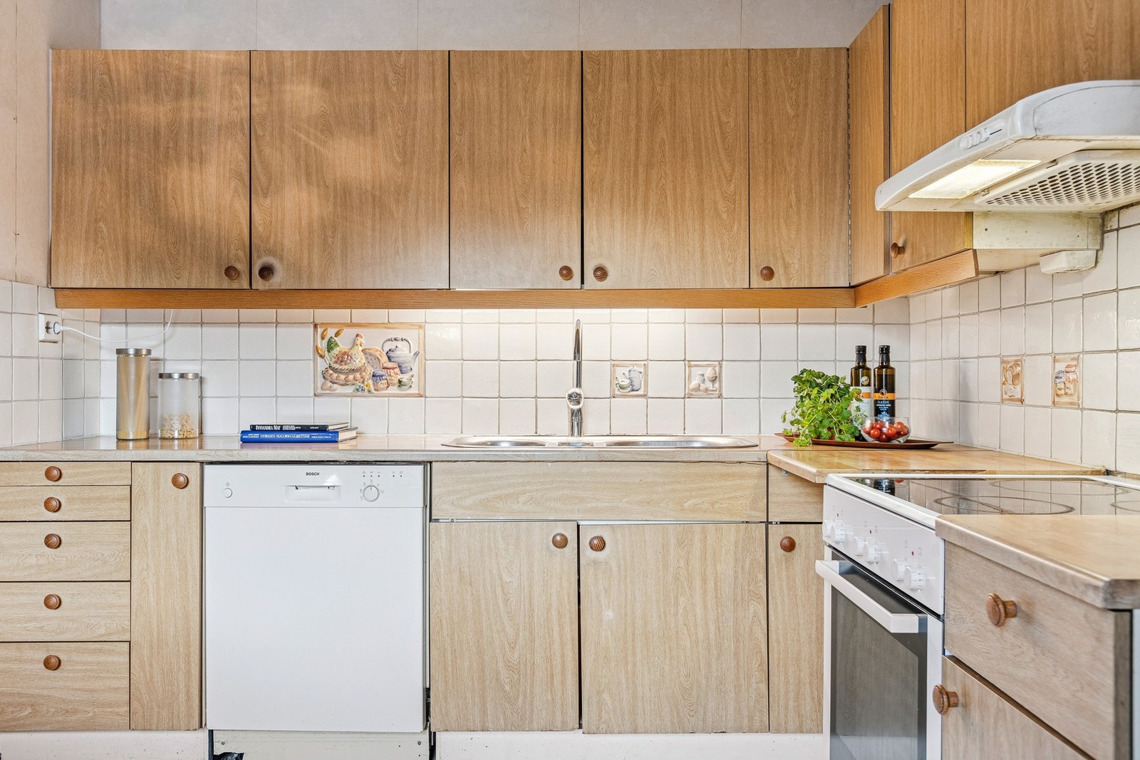 Det er rikelig med oppbevaringsmuligheter i både skuffer og skap. Galleribilde