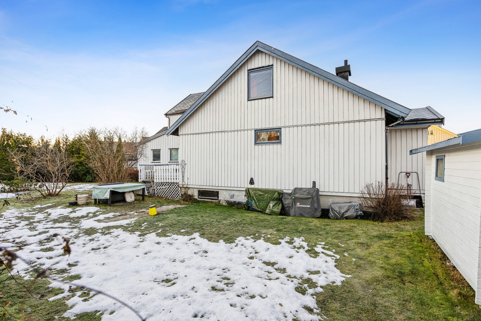 Boligen byr på et stort uteområdet. Galleribilde