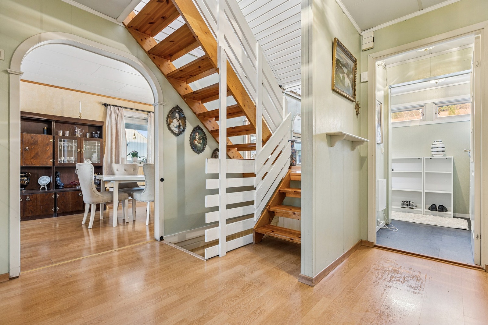 Gang med adskilt entré. Galleribilde