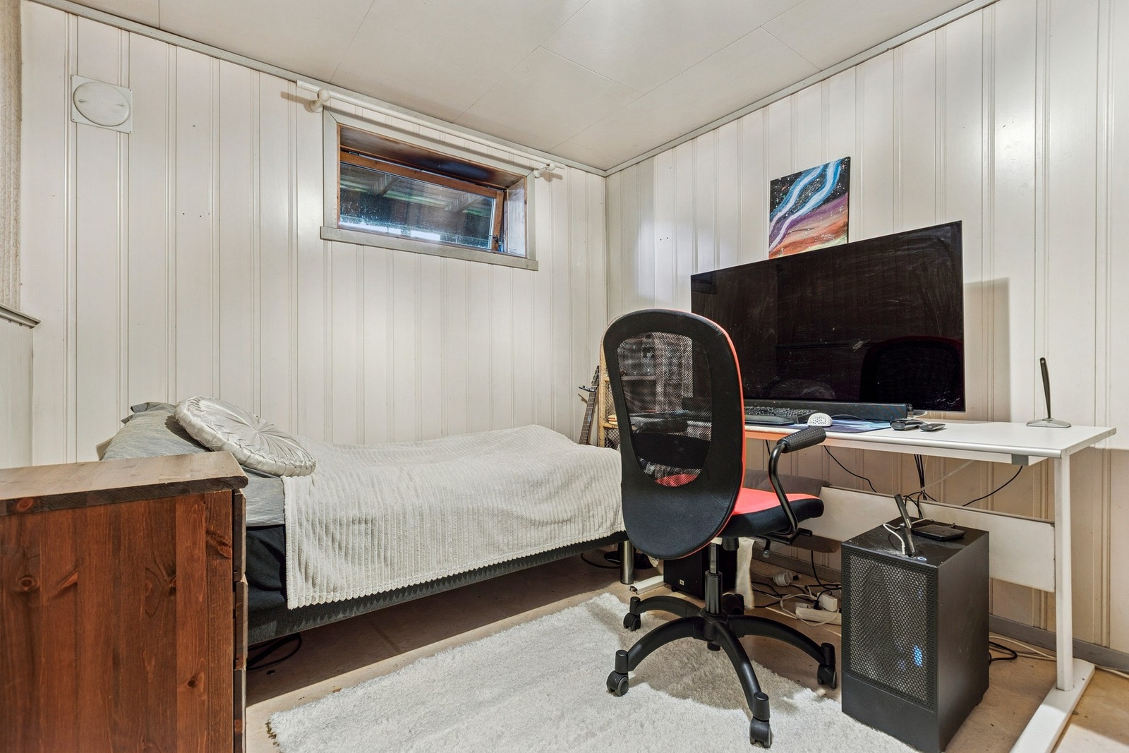 Det er to rom i kjeller som er innredet som soverom. Det gjøres imidlertid oppmerksom på at dette ikke er omsøkt eller godkjent av kommunen. Se pkt. Midlertidig brukstillatelse i salgsoppgaven. Galleribilde