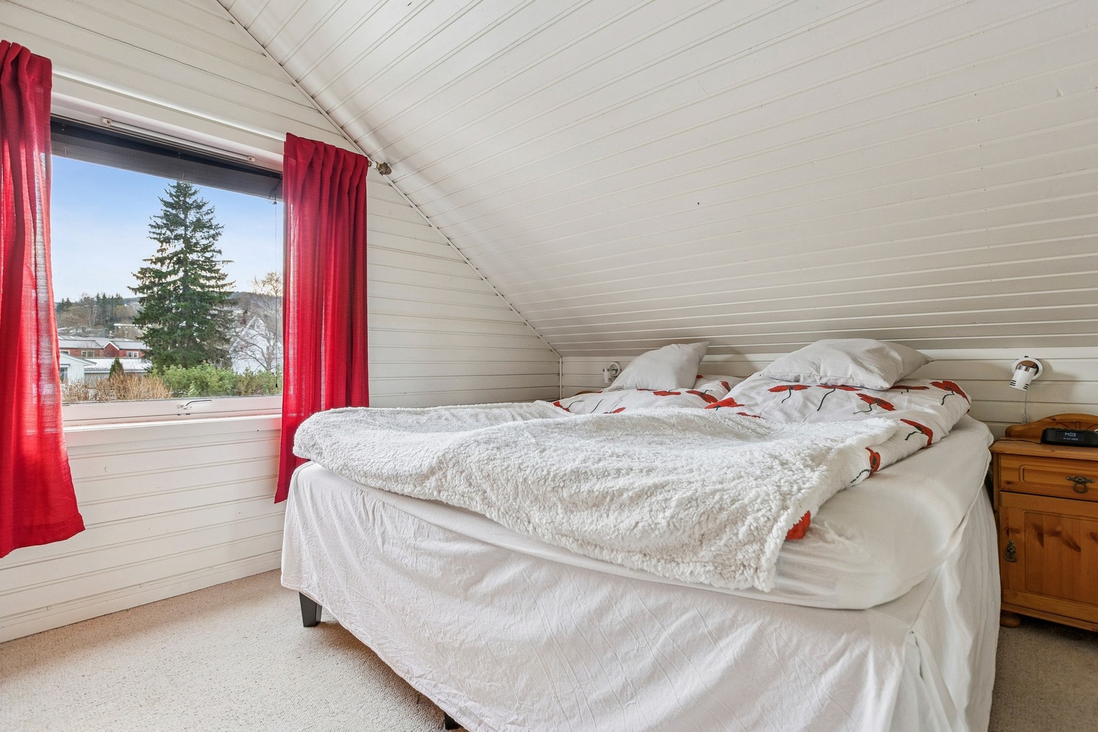 Lyst og romslig soverom på 12 kvm. Her er det enkelt å innrede etter ønske og behov. Galleribilde