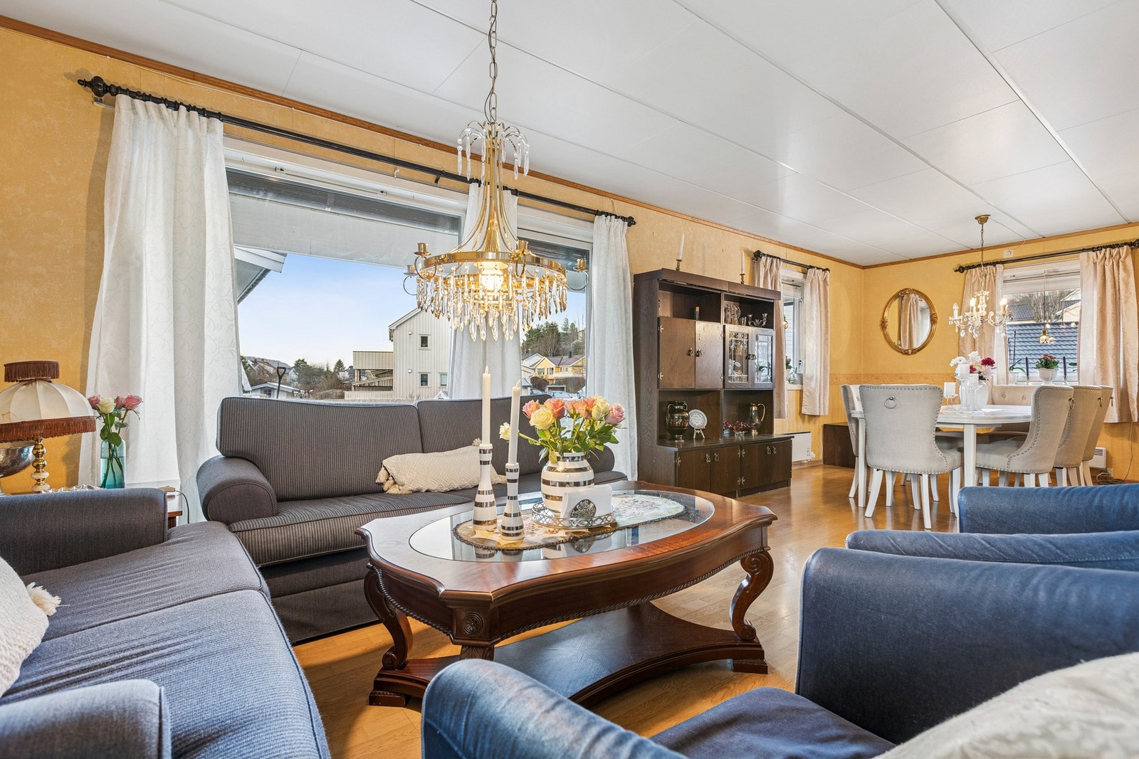 Møbleringsvennlig stue med plass til både spisestue og sittegruppe. Galleribilde