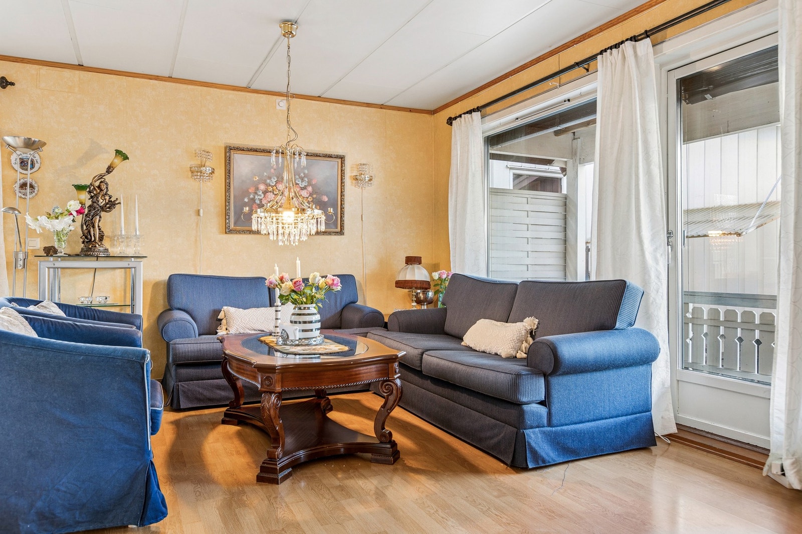 Fra stuen er det utgang til en romslig terrasse på 14 kvm. Galleribilde