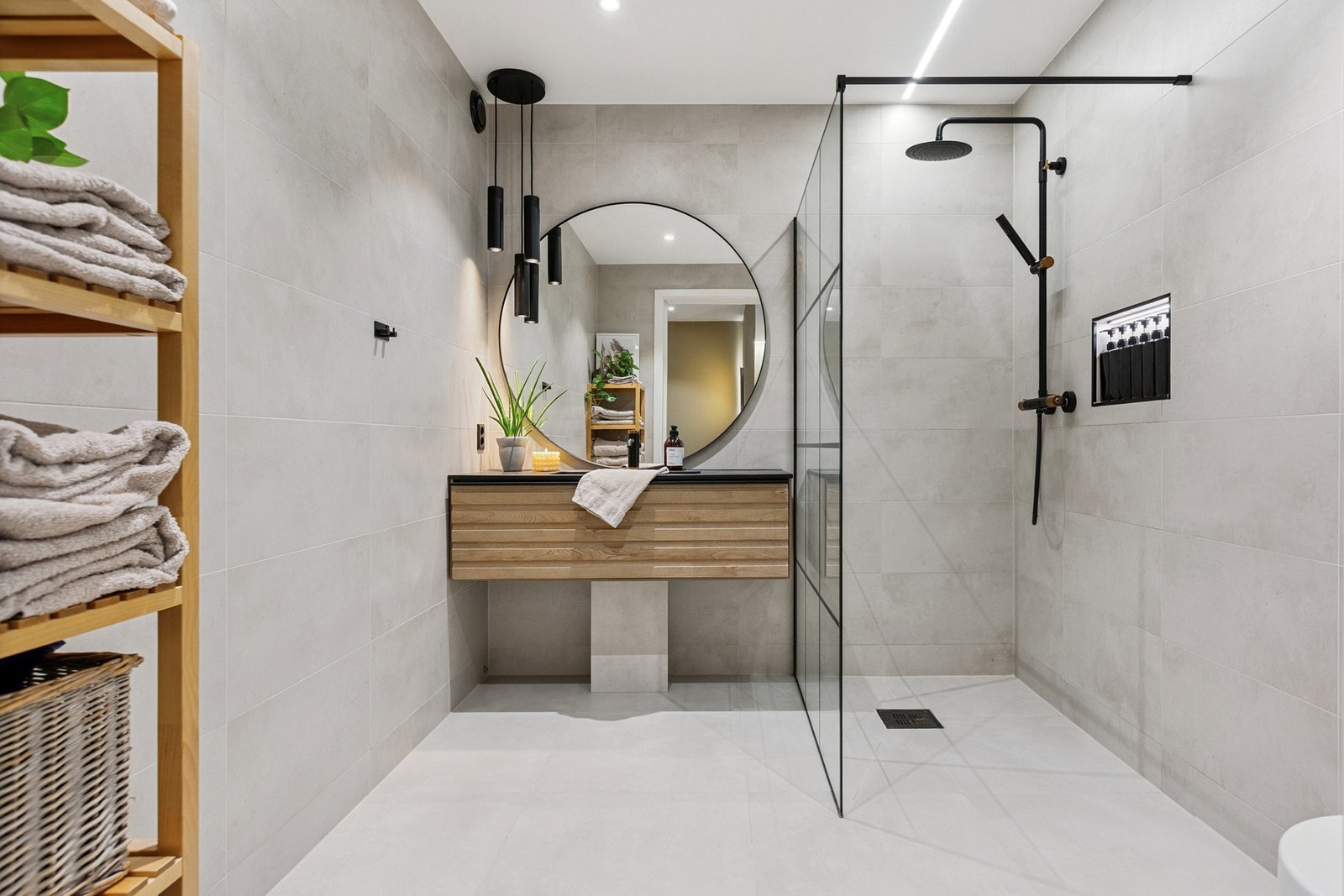 Lekkert flislagt bad med behagelig gulvvarme. Galleribilde