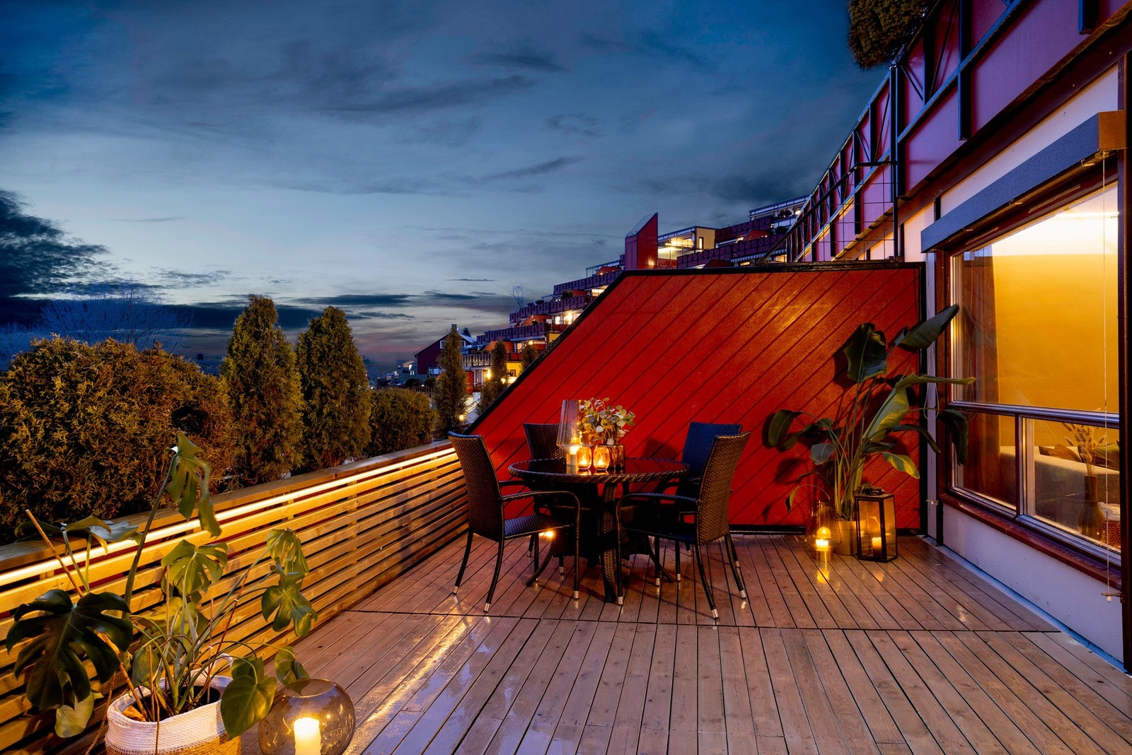 Terrassen er på hele 25 kvm, som gir gode muligheter for ulike utemøbler, samt grill for hyggelige fester med venner og familie. Galleribilde