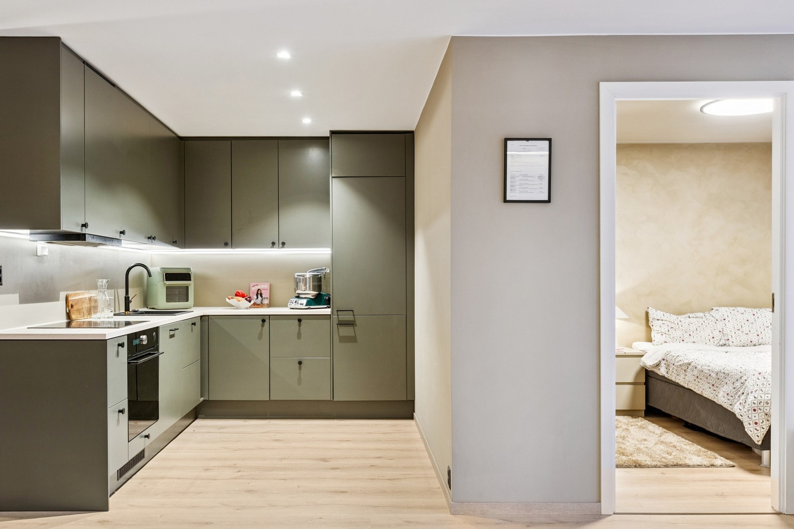 Strøkent kjøkken med mye skap- og benkeplass. Galleribilde