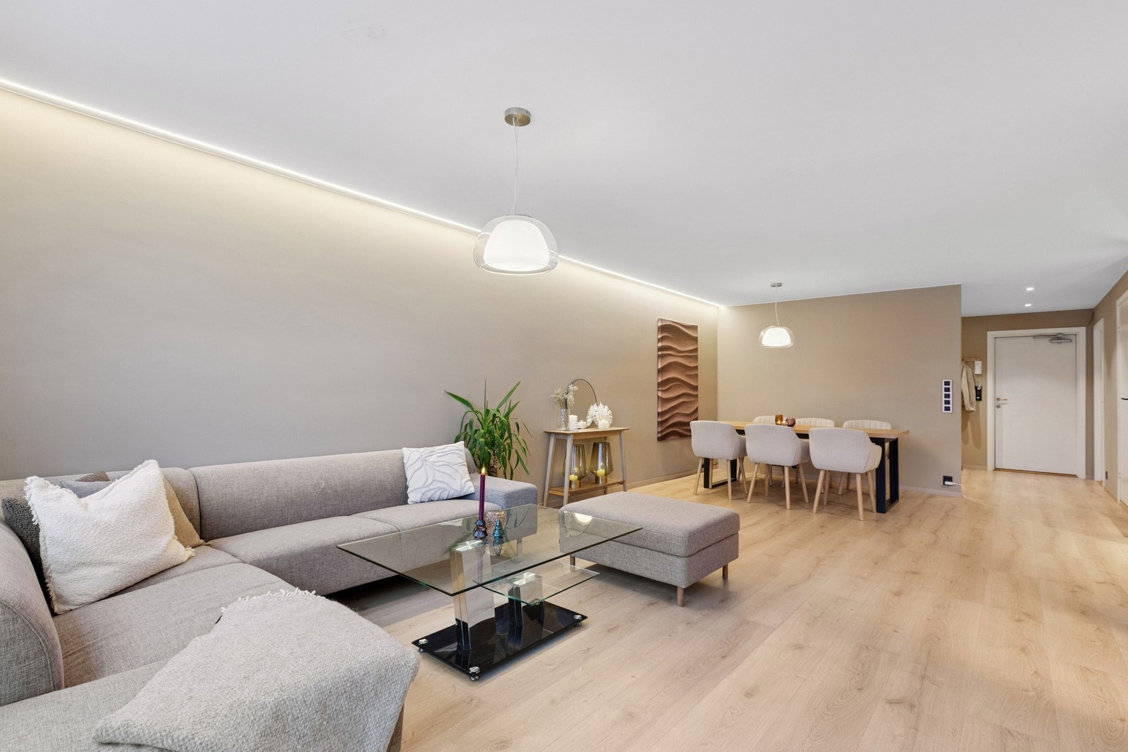 Moderne og stilriktig fargevalg gjennom hele leiligheten. Galleribilde