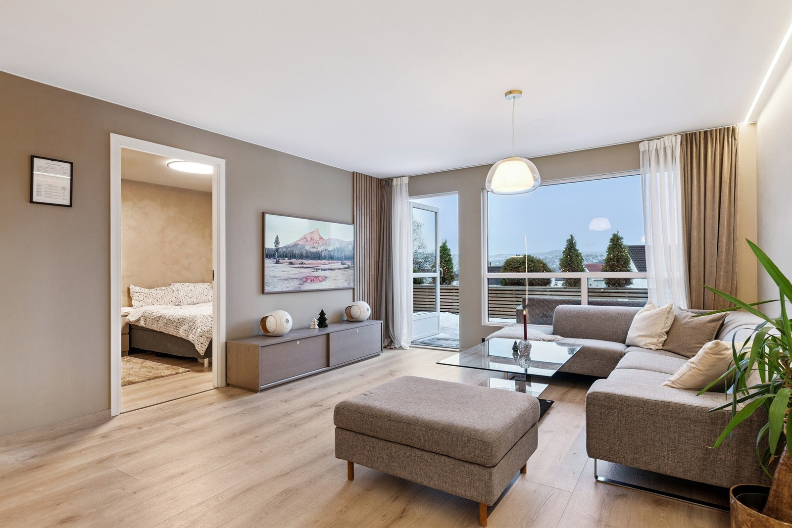 Leiligheten har store vindusflater som slipper inn rikelig med naturlig lys. Galleribilde