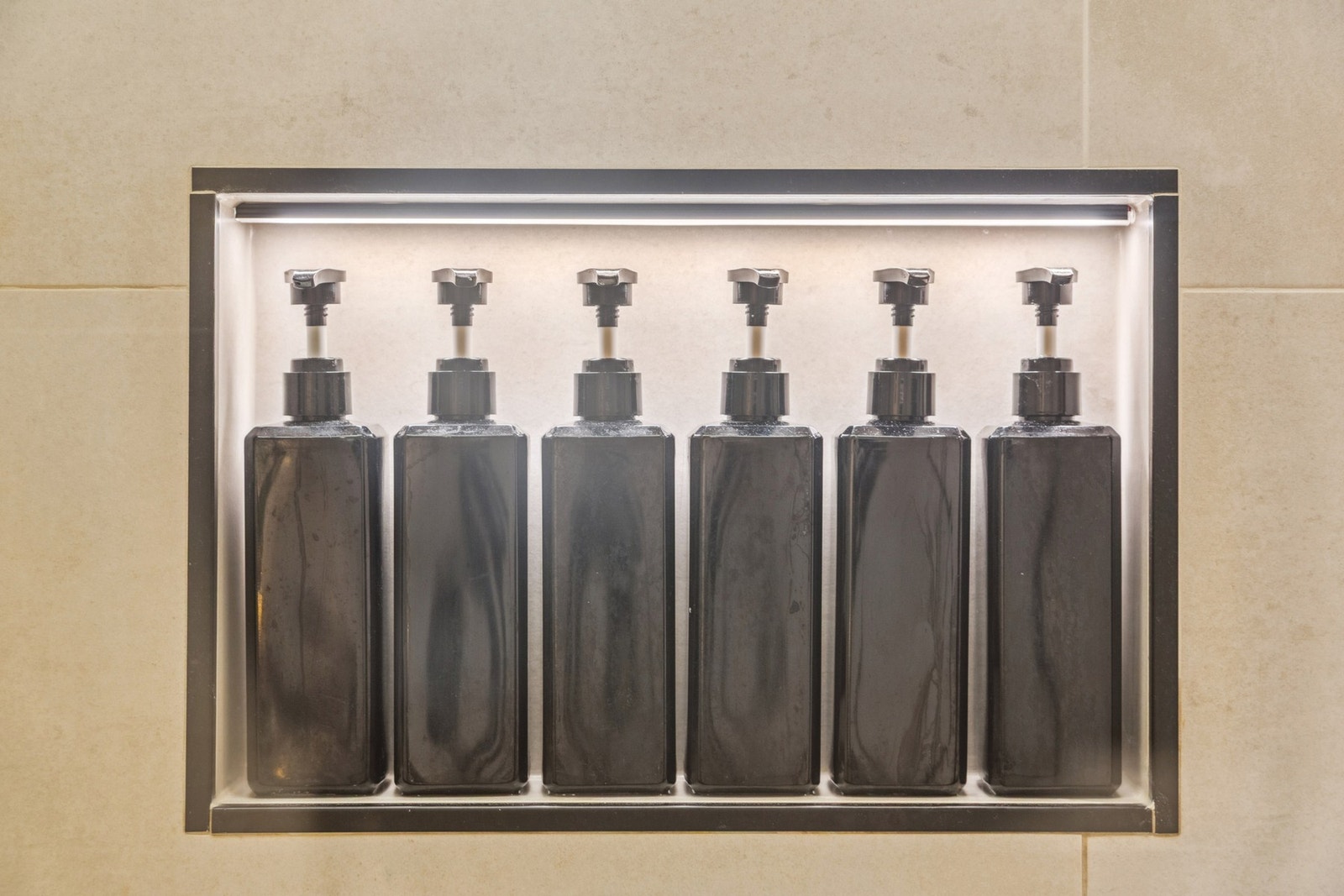 Smart og stilren nisje som gir badet et ryddig uttrykk og en elegant finish. Galleribilde