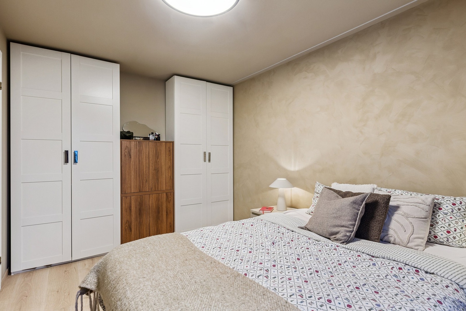 Rommet har god plass til ulike garderobeløsninger, samt dobbeltseng. Galleribilde