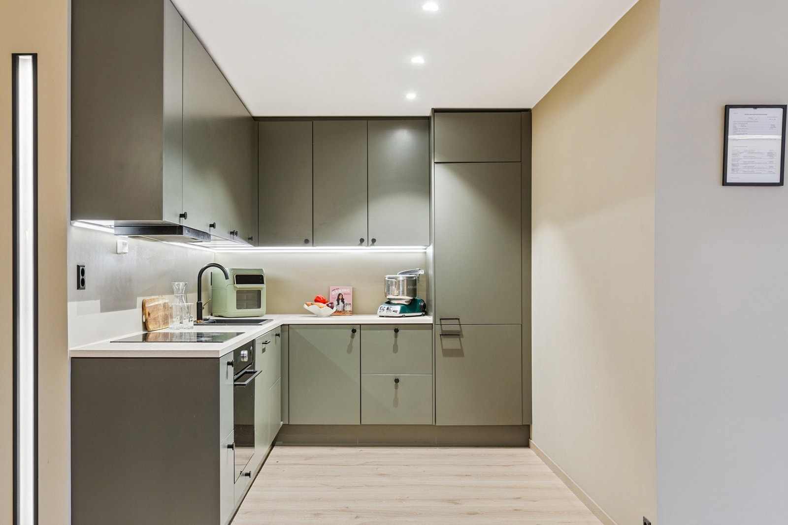 Kjøkkenet har integrerte hvitevarer. Galleribilde