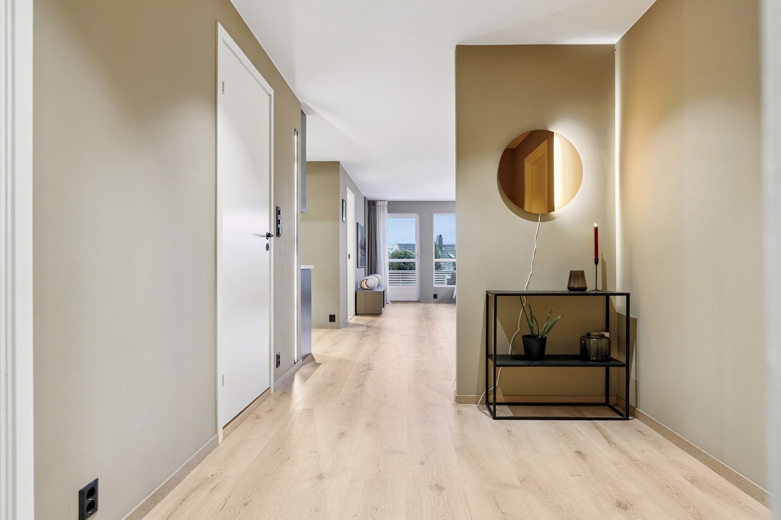 Innbydende entrè med gode garderobeløsninger. Galleribilde