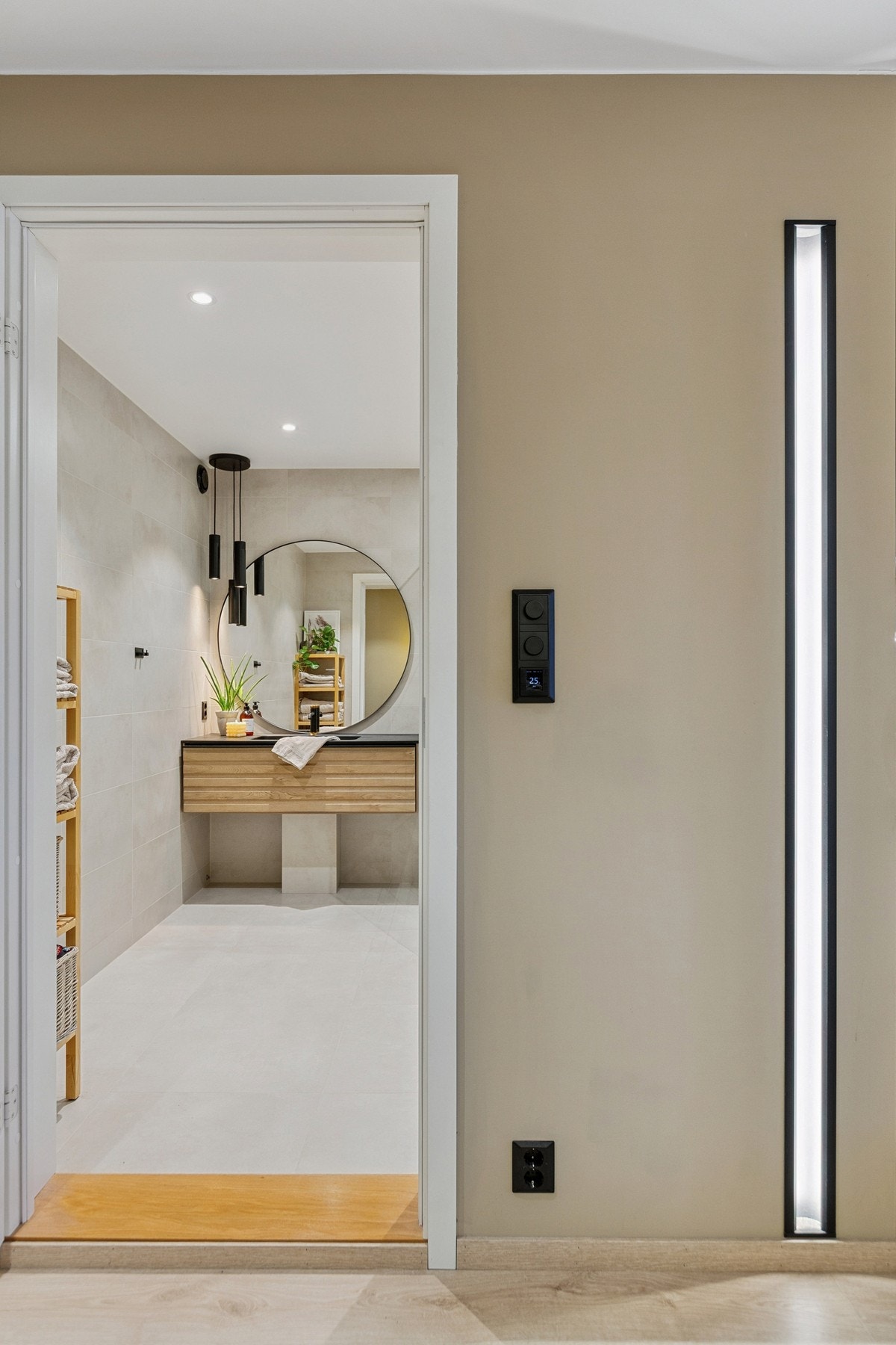 Entrèen får ett moderne uttrykk med innfelt ledstripe som gir behagelig belysning gjennom kvelden. Galleribilde