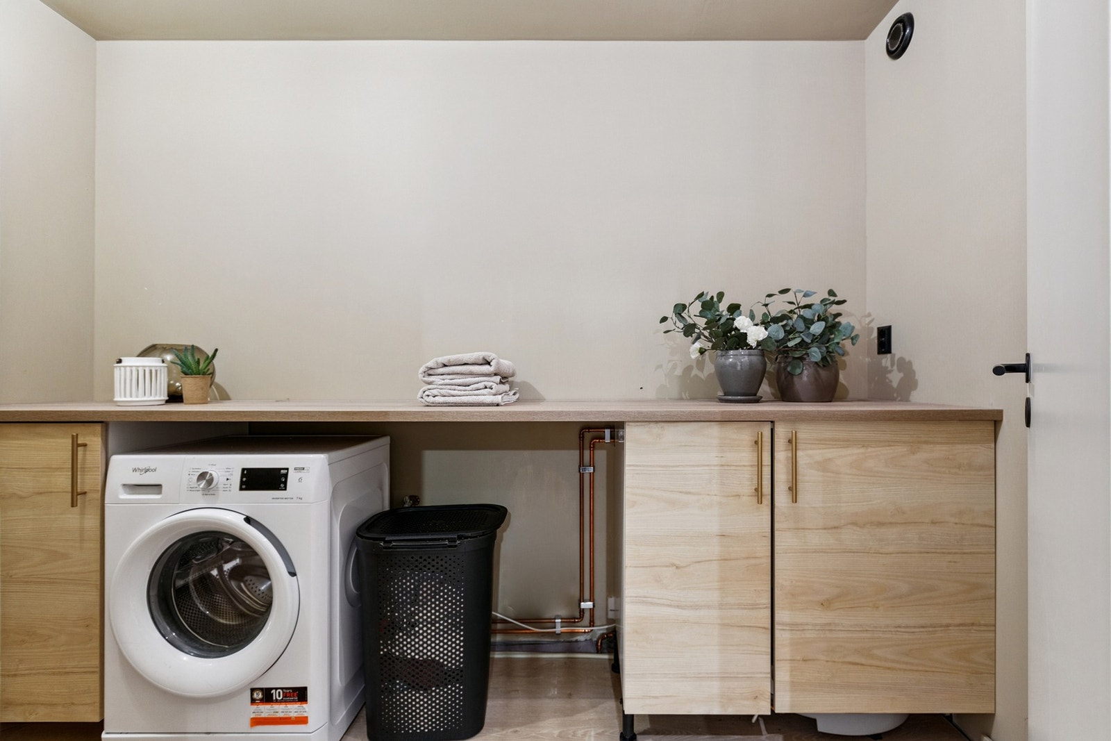 Separat vaskerom med opplegg for vaskemaskin, samt byr rommet på gode oppbevaringsløsninger. Galleribilde