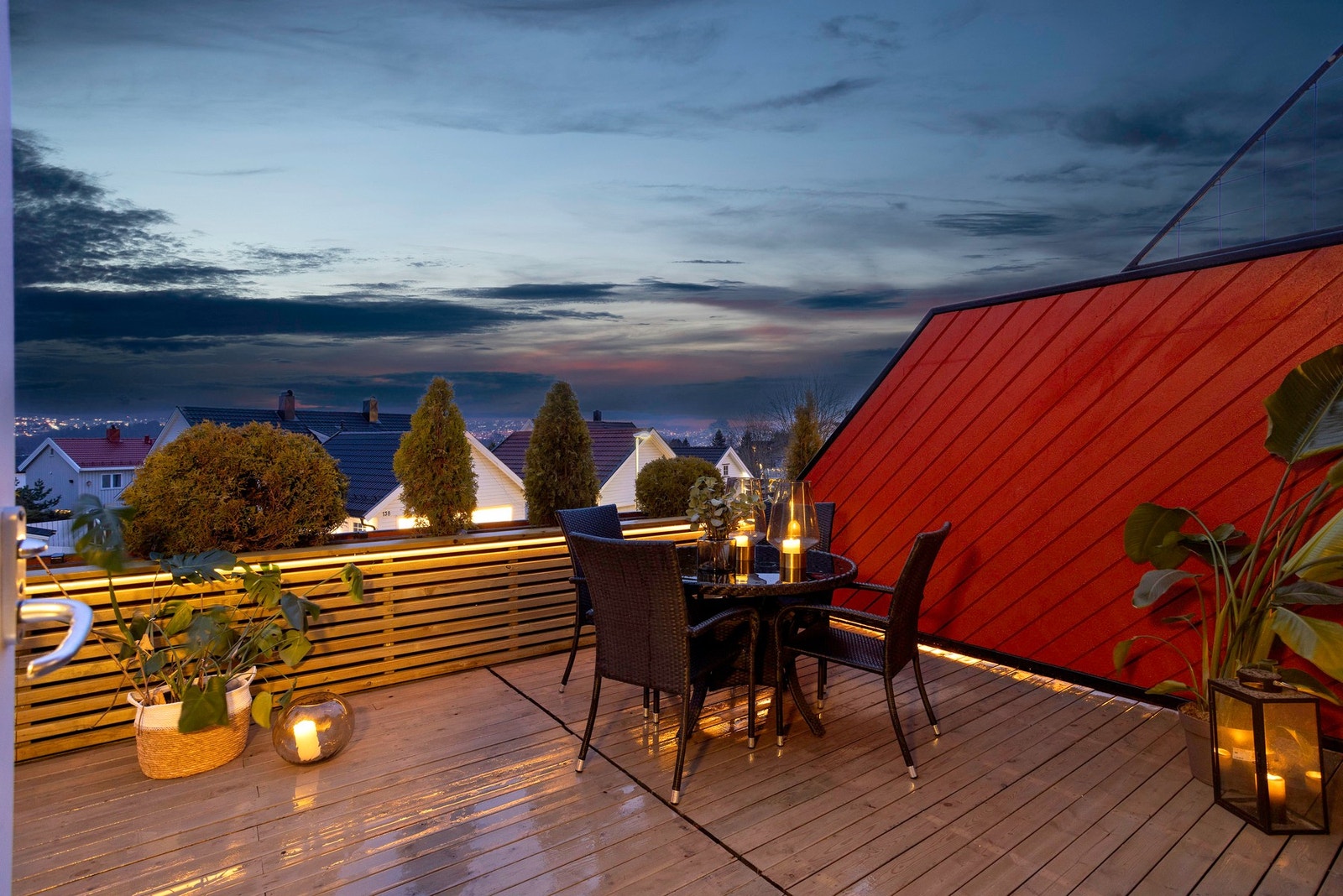 Fra stuen er det direkte utgang til en vestvendt terrasse med ypperlige solforhold. Galleribilde