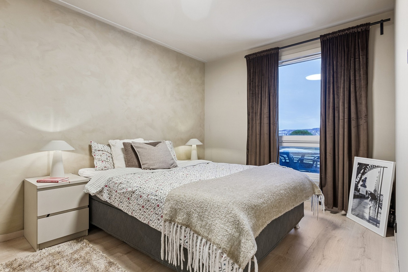 Soverom på 11,5 kvm som gir god plass til dobbeltseng. Galleribilde