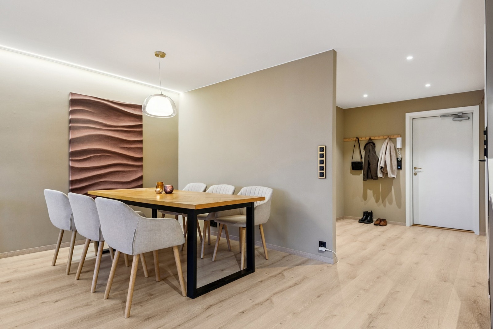 God plass til langbord, perfekt for hyggelige sammenkomster med venner og familie. Galleribilde