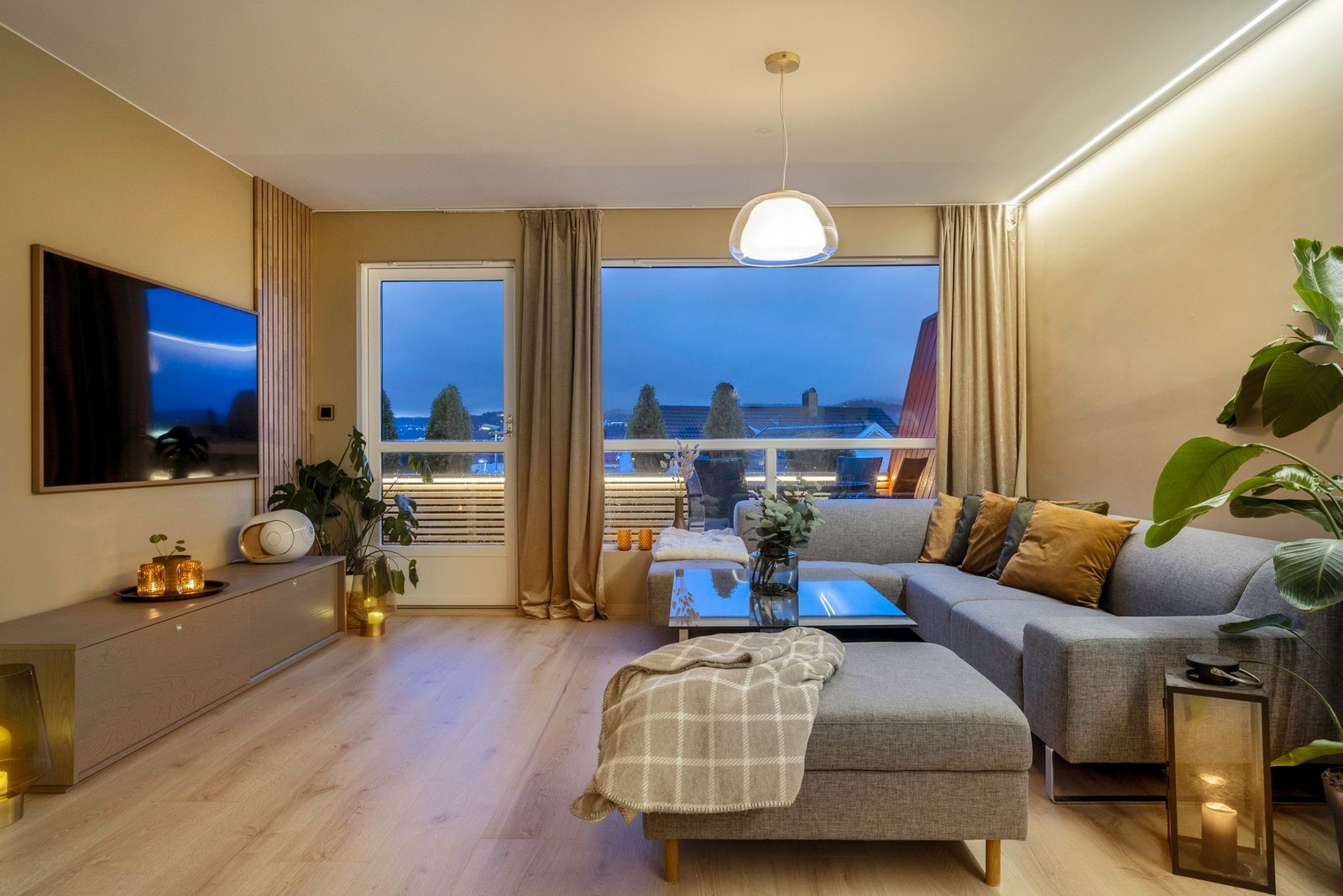 Stuen har god plass til en romslig sittegruppe og byr på en åpen og luftig atmosfære. Galleribilde