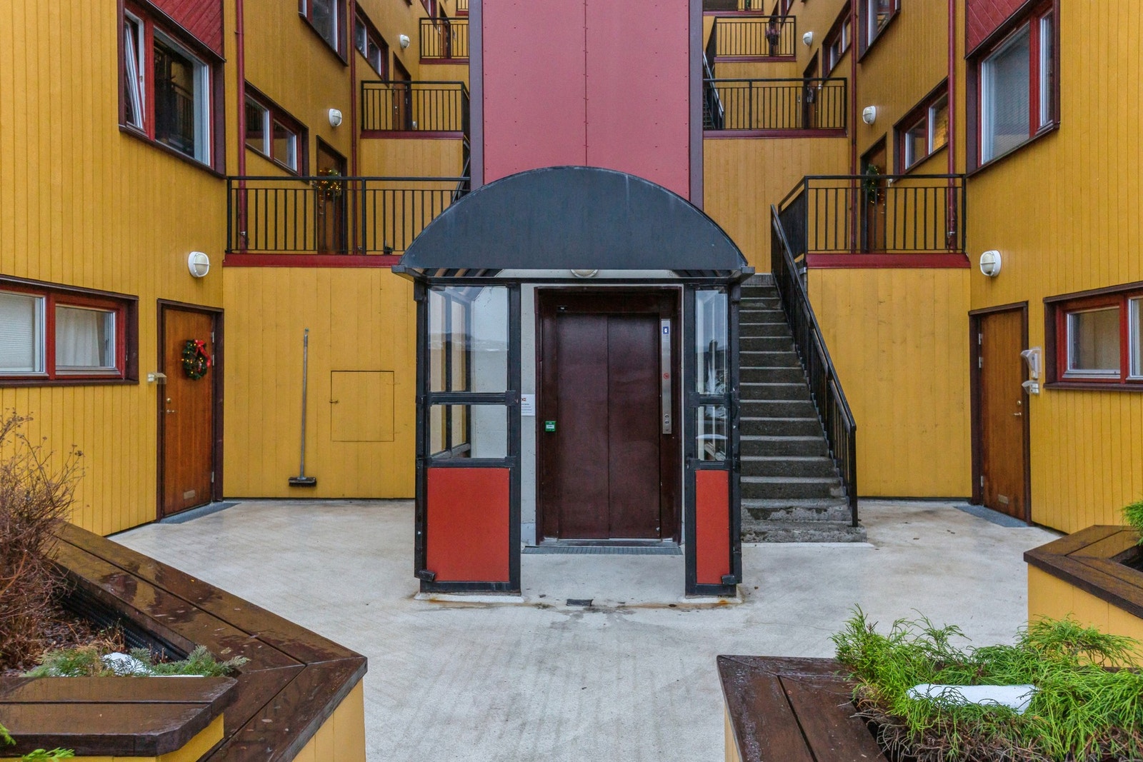 Funksjonelt og sjarmerende inngangsparti med heis og trapp. Galleribilde