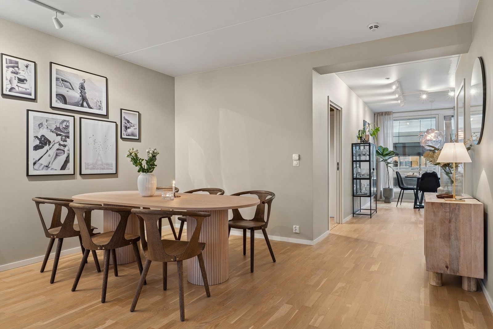 Leiligheten er gjennomgående og har store vindusflater. Galleribilde