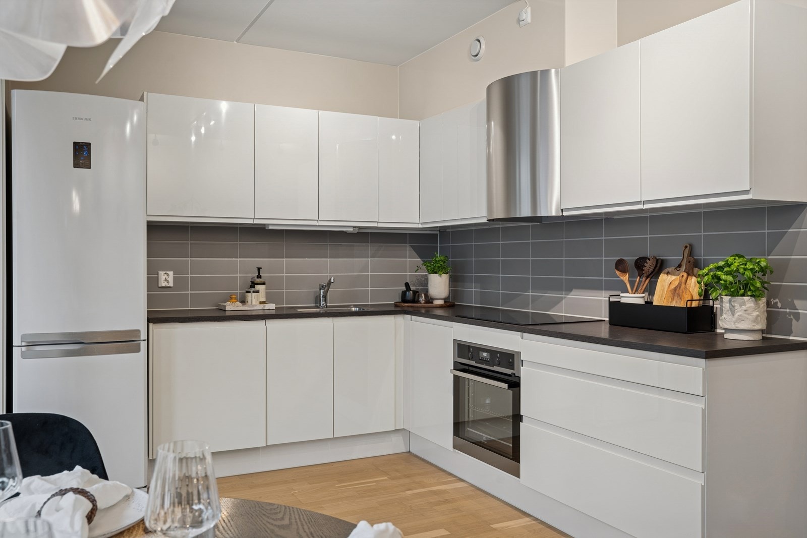 Innredningen er utstyrt med integrert stekeovn, platetopp og oppvaskmaskin. Galleribilde